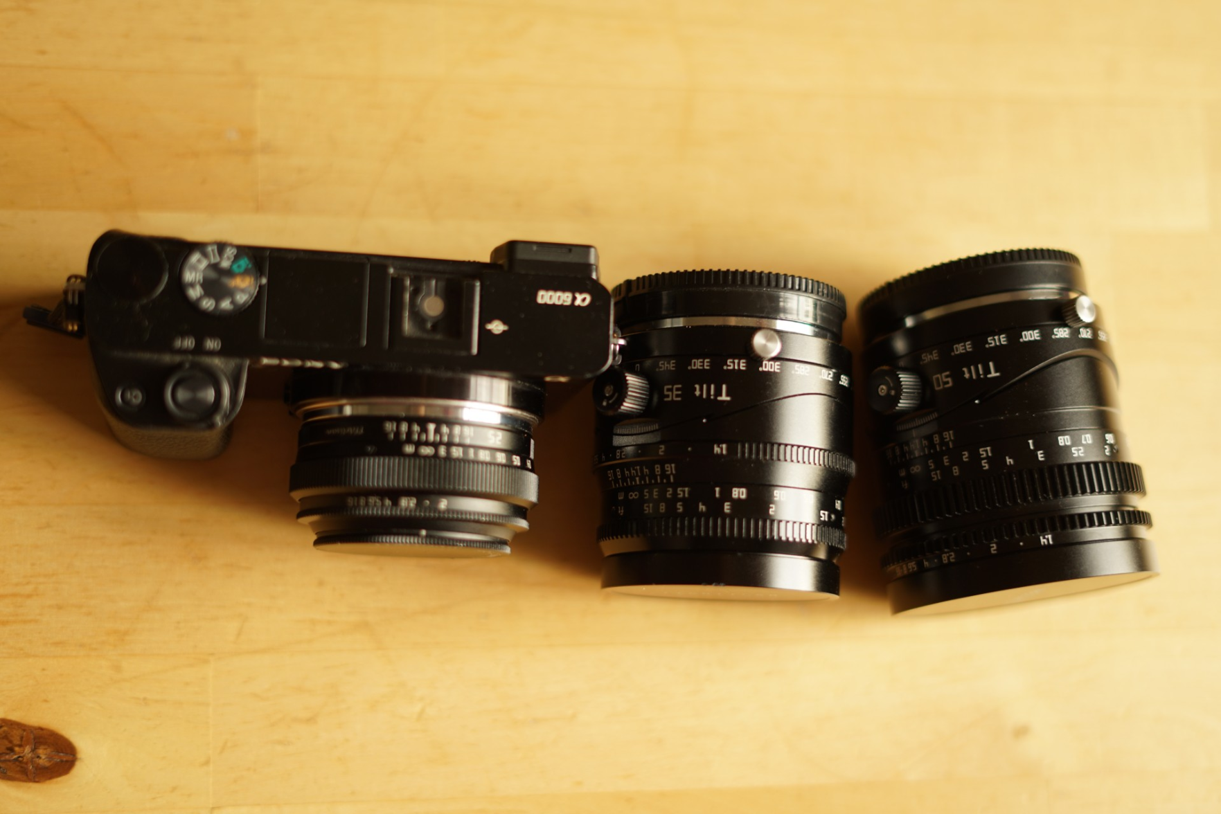 Die Objektive nebeneinander, blick auf die Länge mit Einstellringen