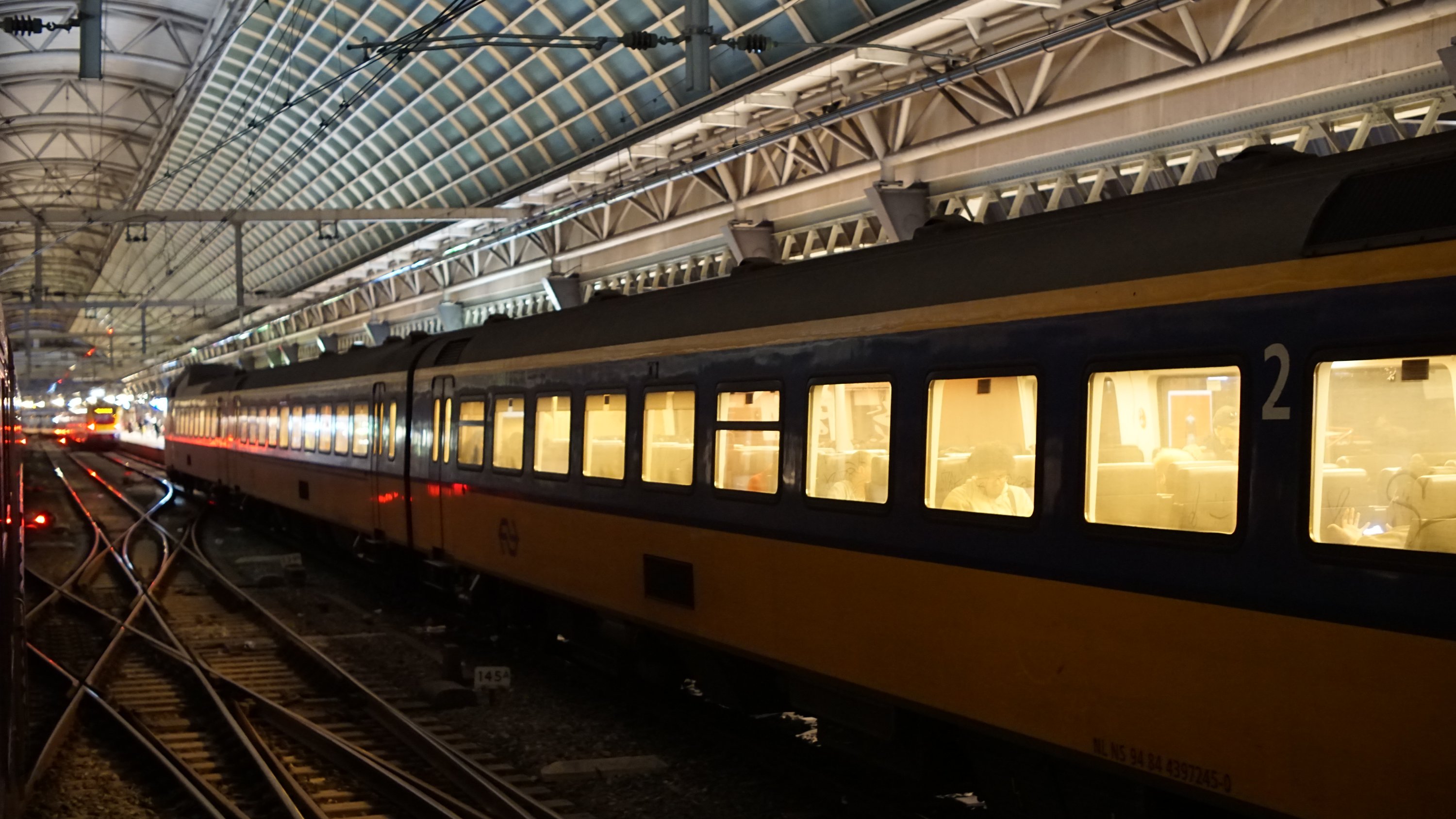 Blick den Bahnhof entlang, einige Gleise, Züge 