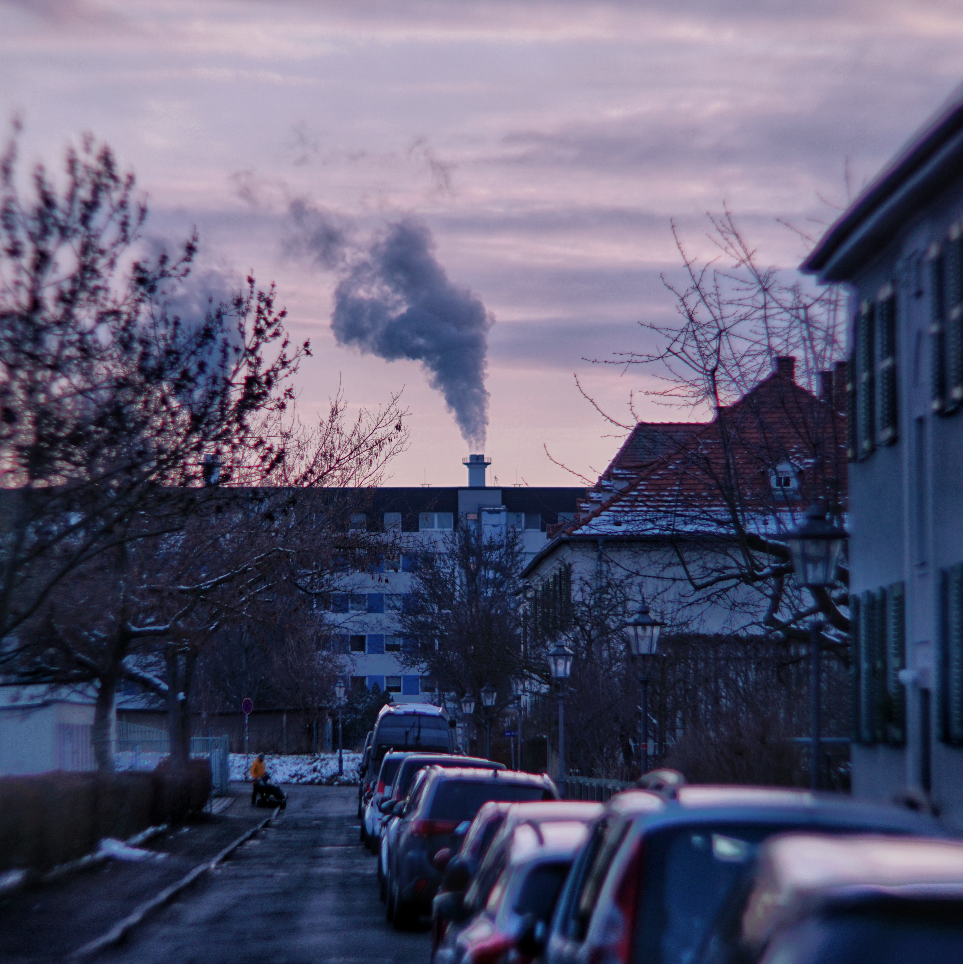 Blick eine Straße entlang, Schornstein im Hintergrund