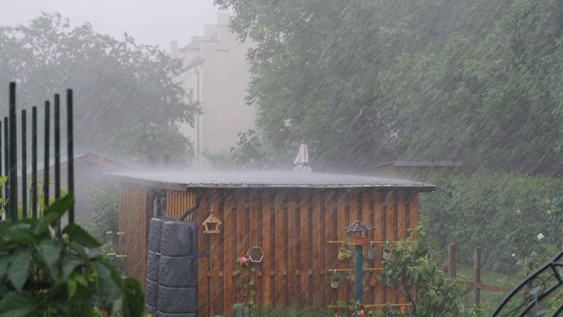 starker Regen auf einem Dach eines Schuppengebäudes