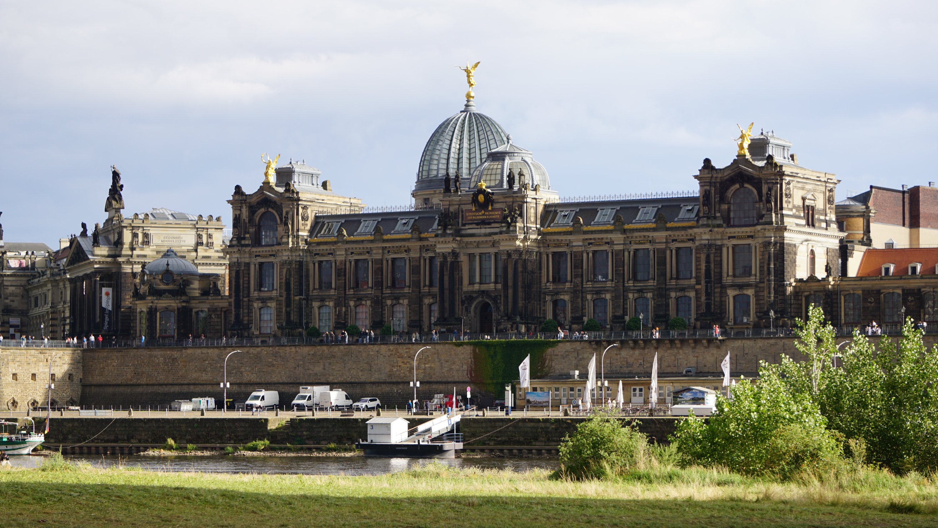 Gebäude auf ganzer breite, Elbe und Gras auf Neustadtseite ebenfalls zu sehen. Es ist relativ wenig Wasser im Fluss und keine Dampfer sind im Bild.