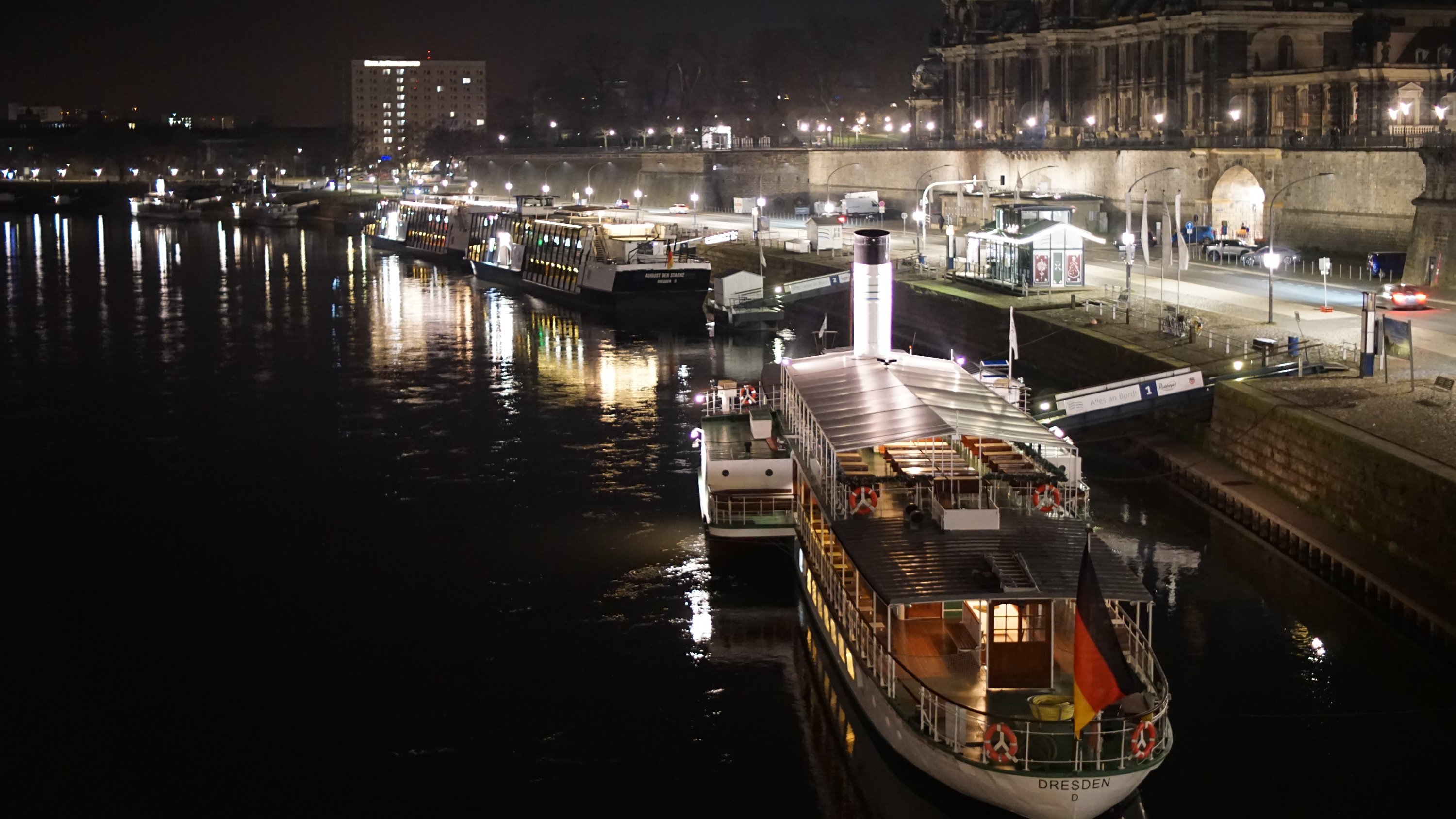 Dampfer am Anleger bei Nacht 