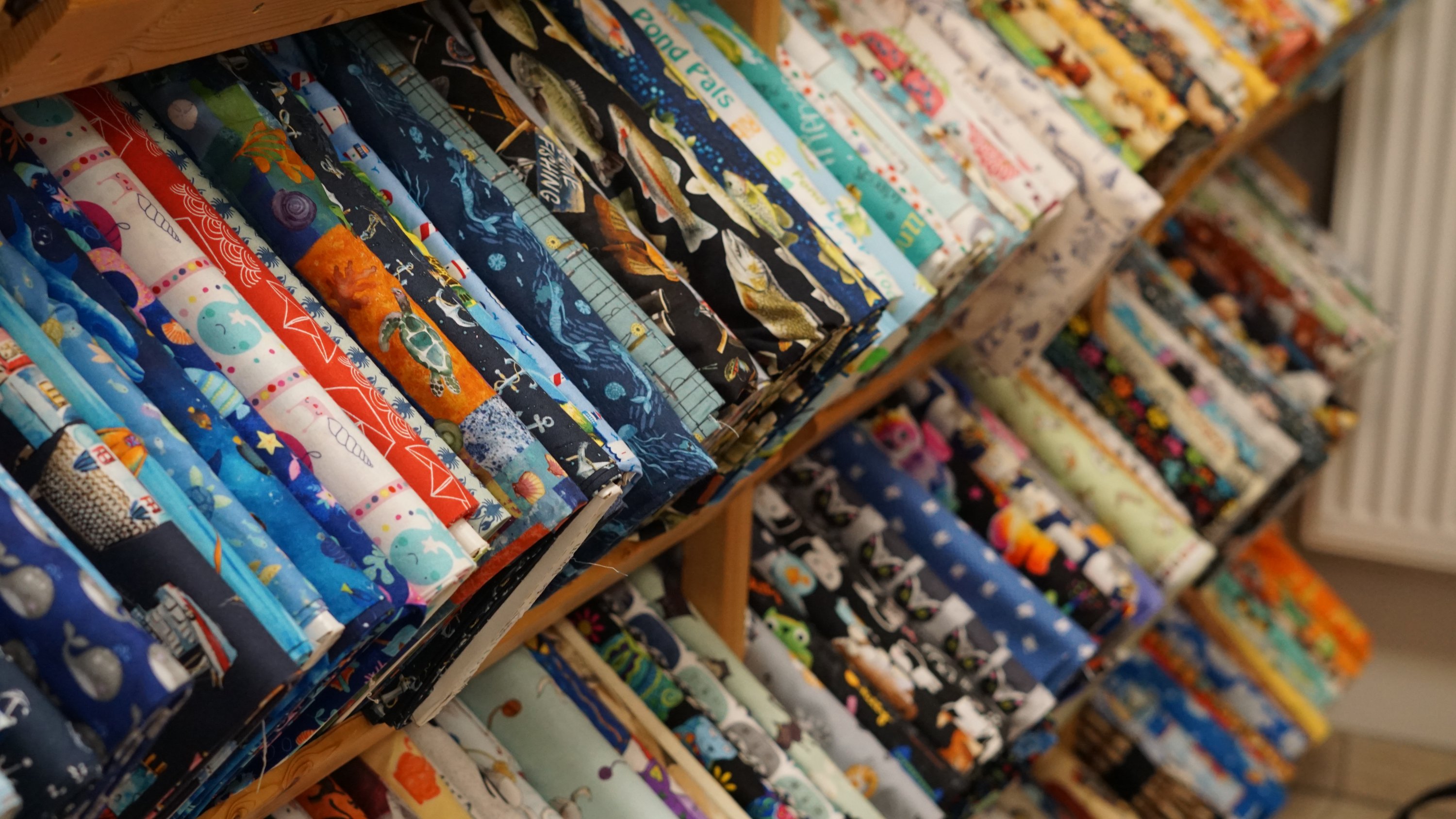 Diverse Stoffballen in Regalen 