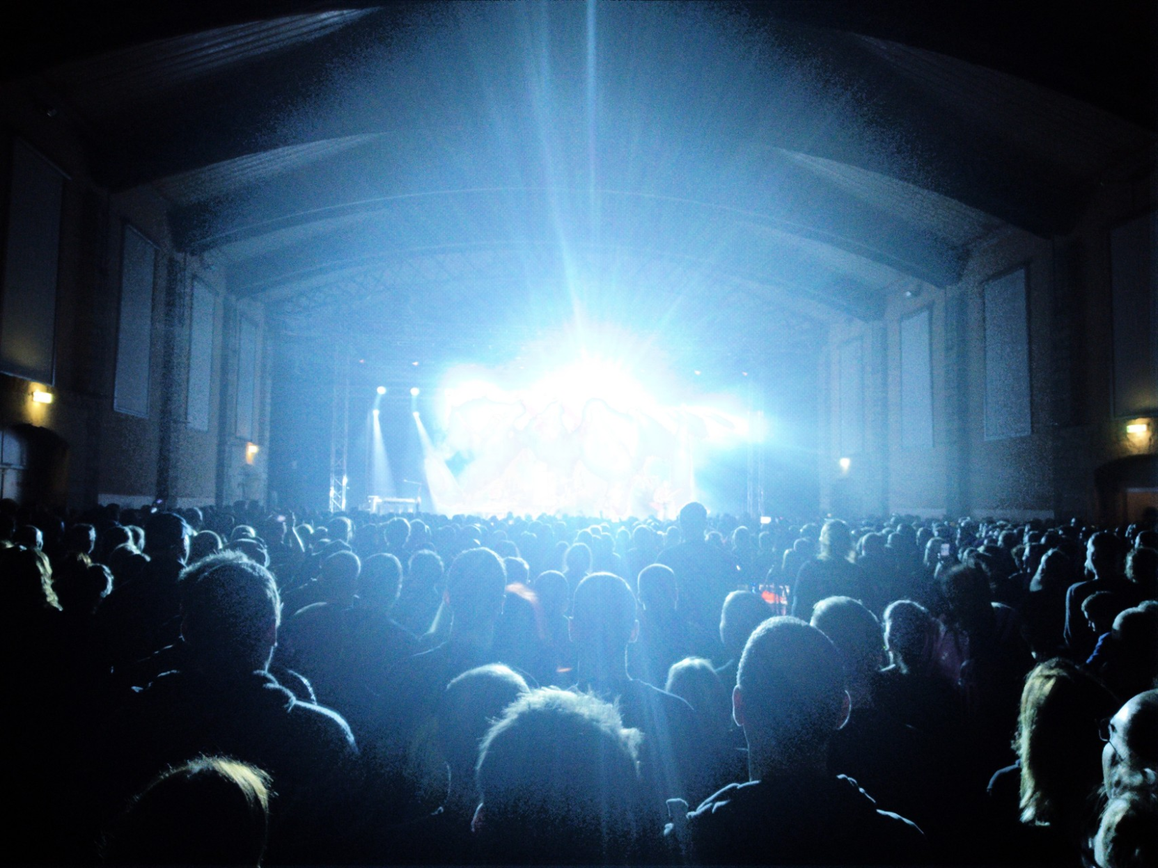 Sehr greller Lichtschein auf der Mitte der Bühne überstrahlt alles