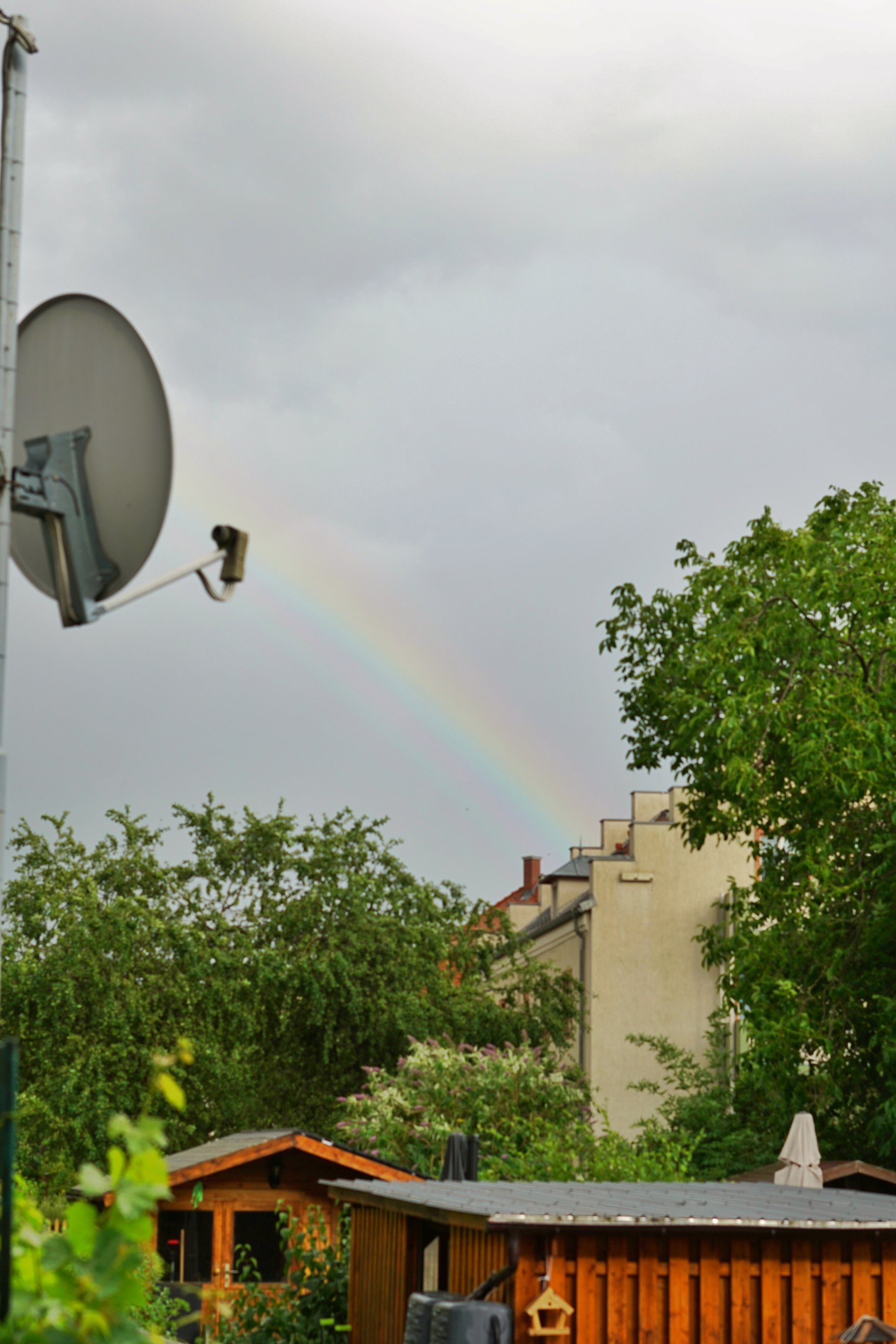 Gartenlaube, andere Holzüberdachung, Satellitenschüssel und Regenbogen 