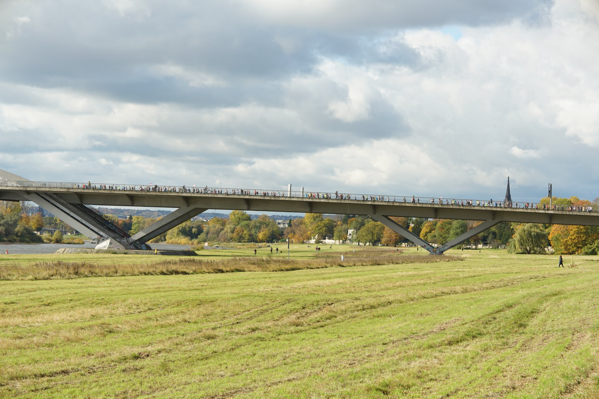 Brücke von der Seite aus gesehen, Menschen oben drauf 