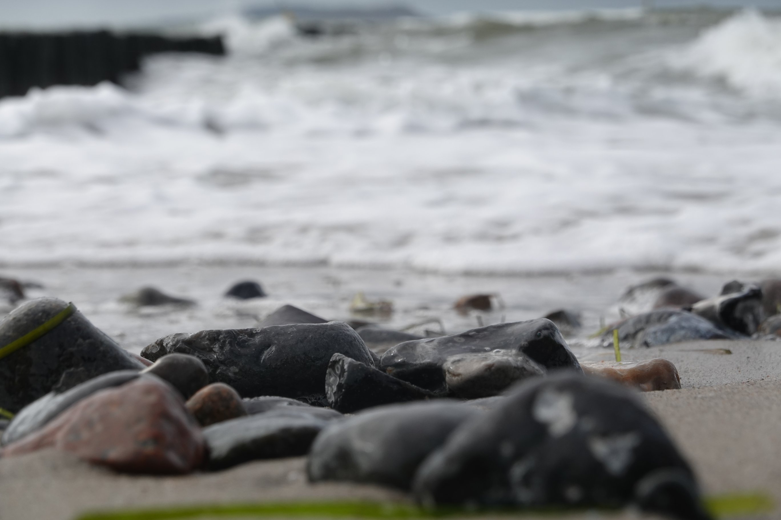 Fokus stärker auf die Steine, Wellen unscharf 
