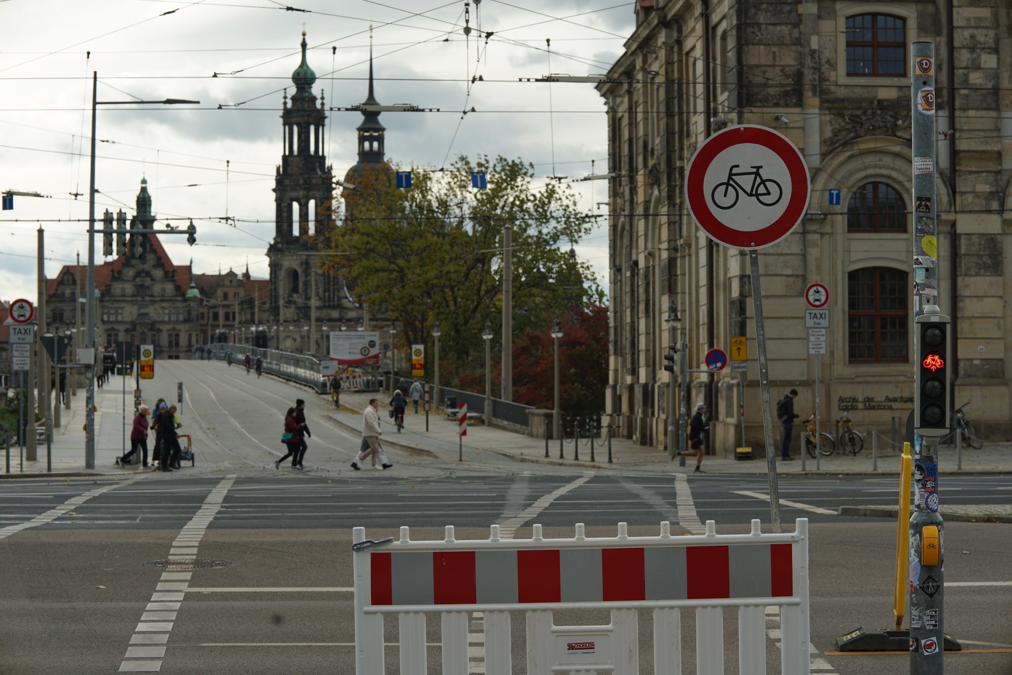 Symbolbild für Radverkehr in Dresden 

Am Übergang zur Augustusbrücke steht eine Vollsperrscheibe für Radfahrer.