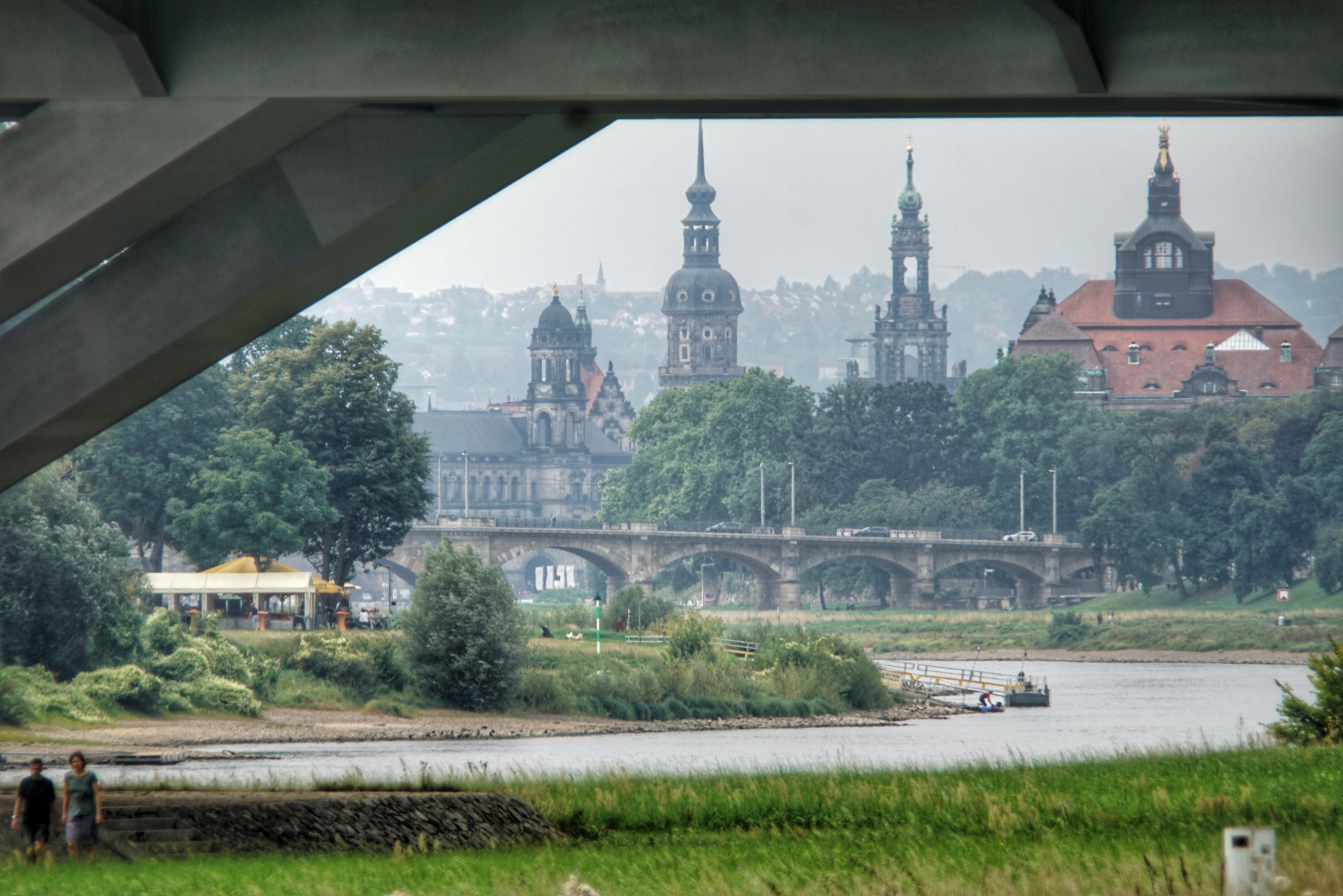 Blick unter der Brücke durch, Richtung Altstadt, Albertbrücke quer im Bild, davor Fähre 