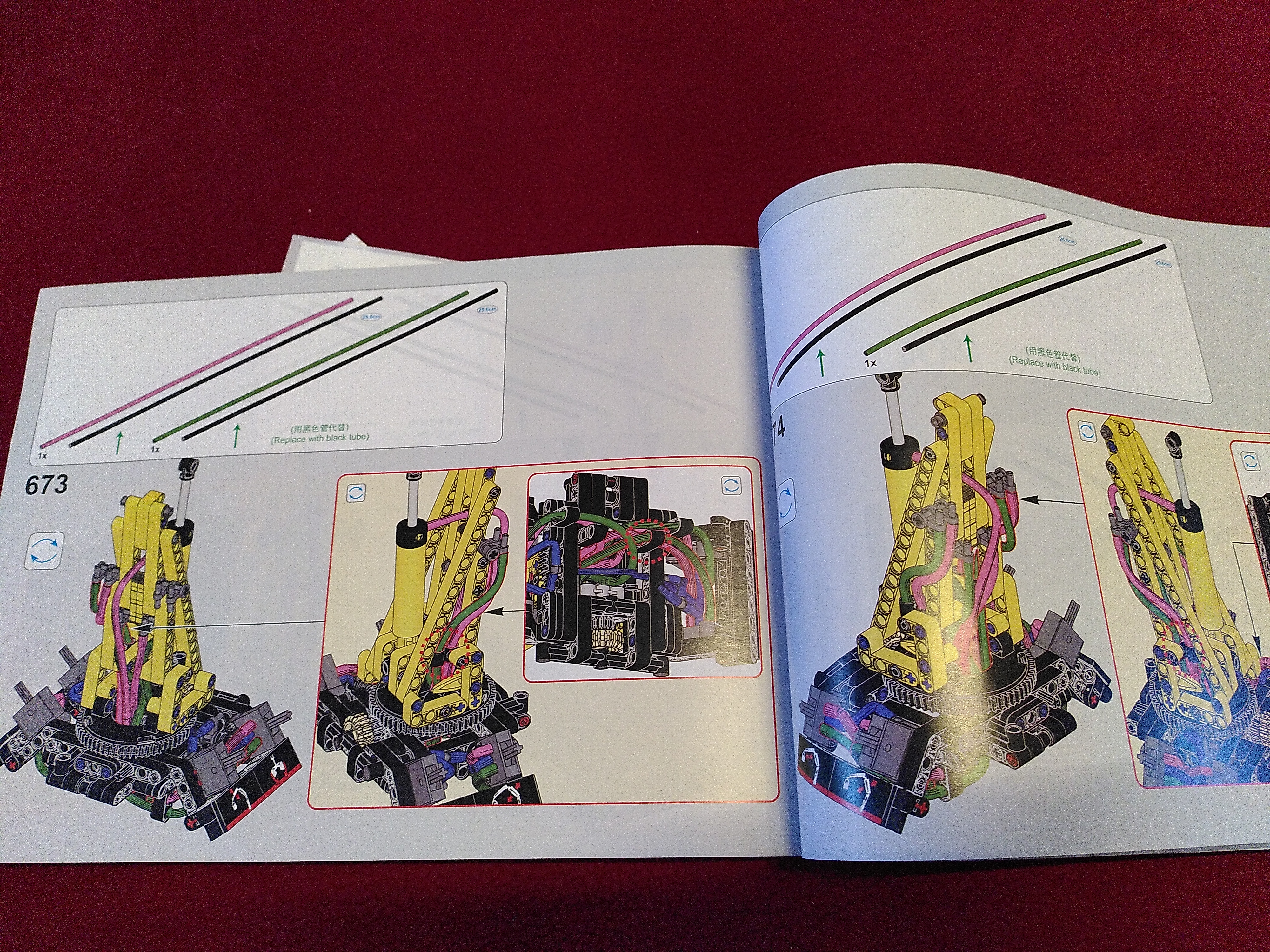 Doppelseite mit Anleitung zu Schläuchen am Greifarm