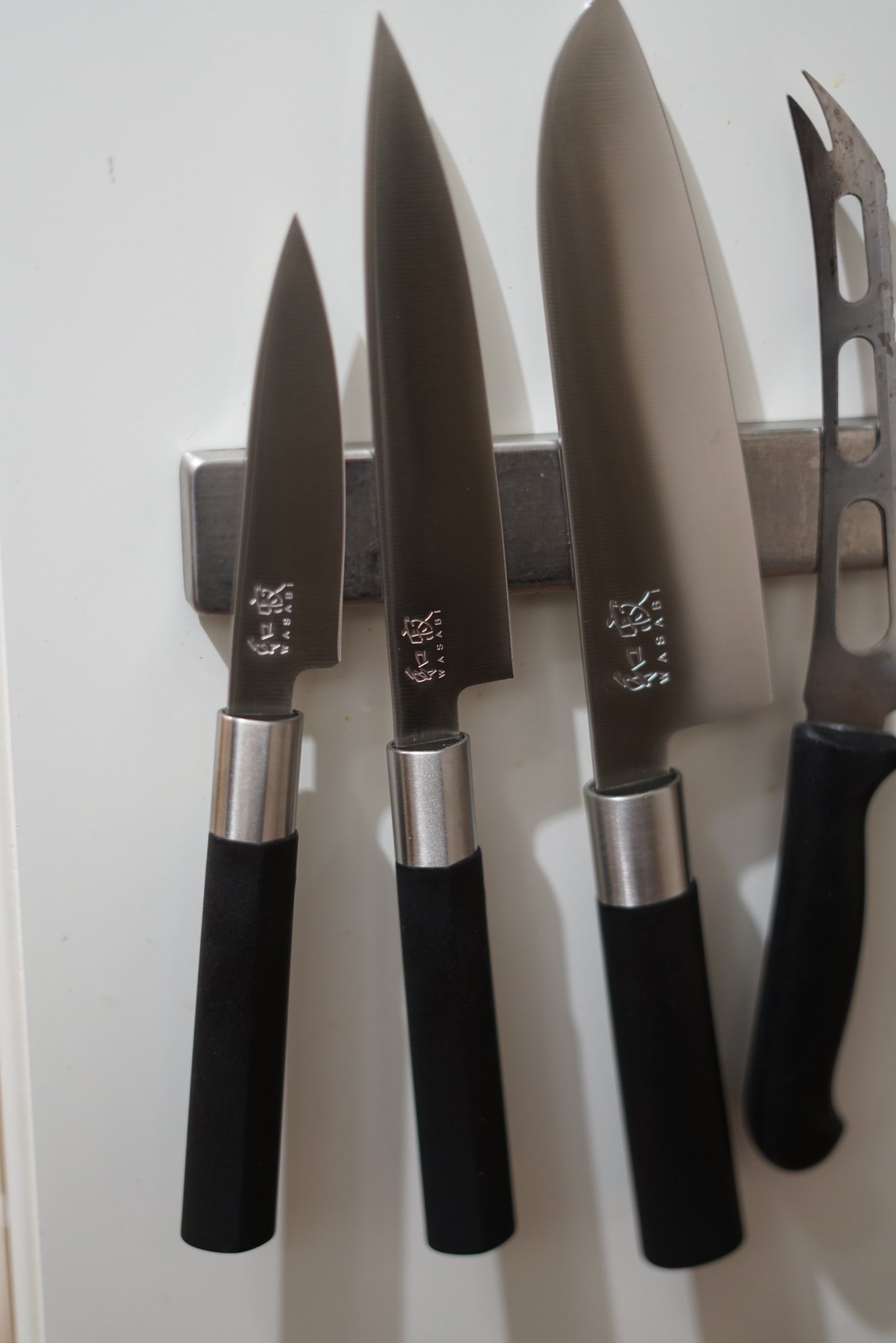 3 neue Messer des gleichen Herstellers und der gleichen Serie, am Rande einer (ansonsten auch Recht vollen) Magnet-Messerleiste.


Das mittlere entspricht exakt dem kaputten. Dazu ein kleineres und ein größeres.

Daneben sieht man noch ein Käsemesser.