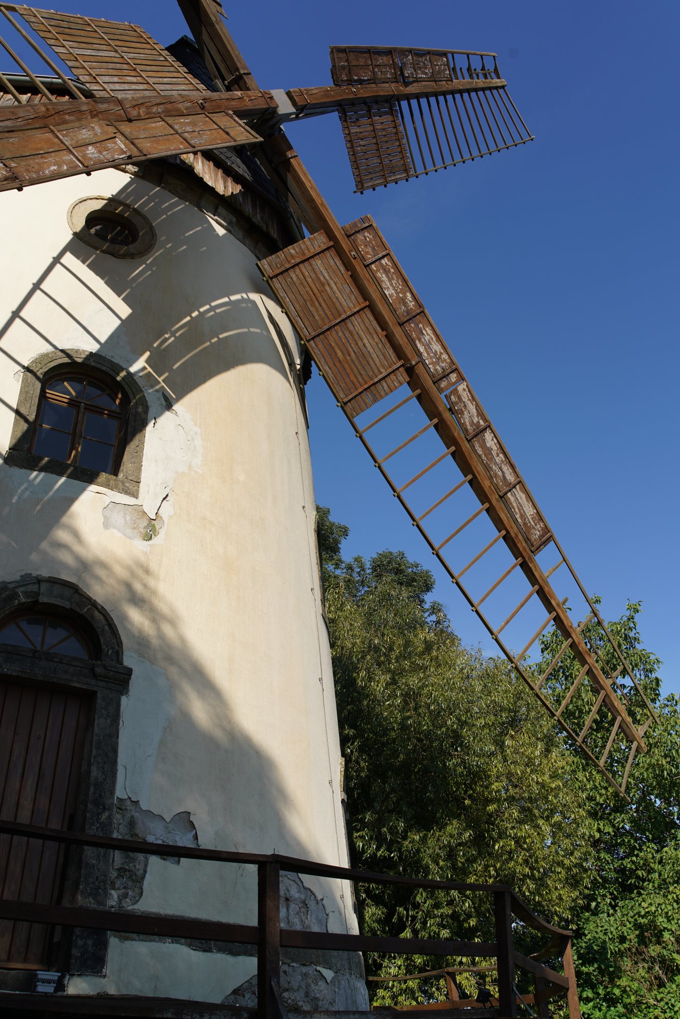 Stark verwitterter putz an der Windmühle in einer Nahaufnahme 