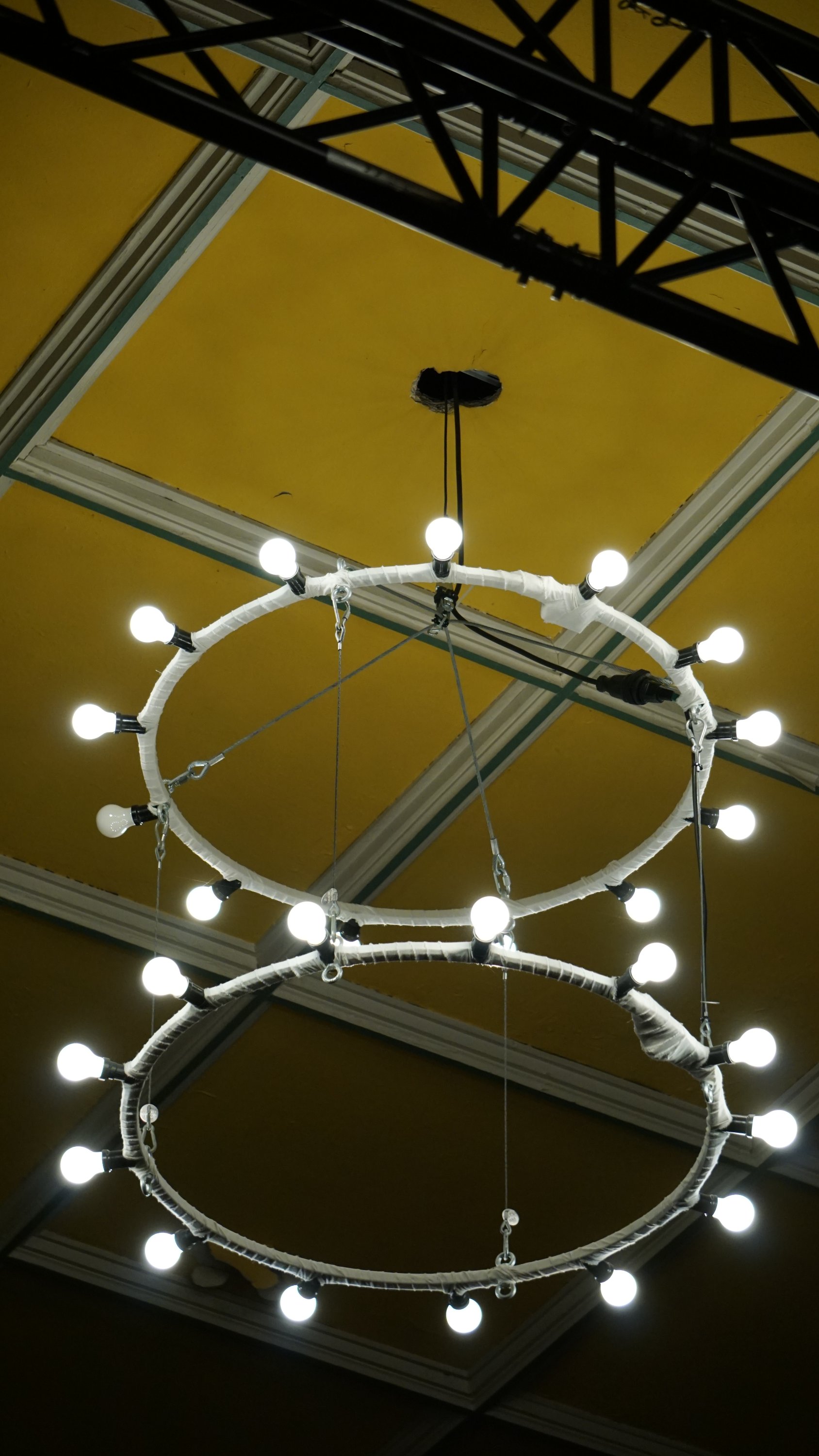 Doppelter Hula-Reifen mit Glühbirnen als Kronleuchter 