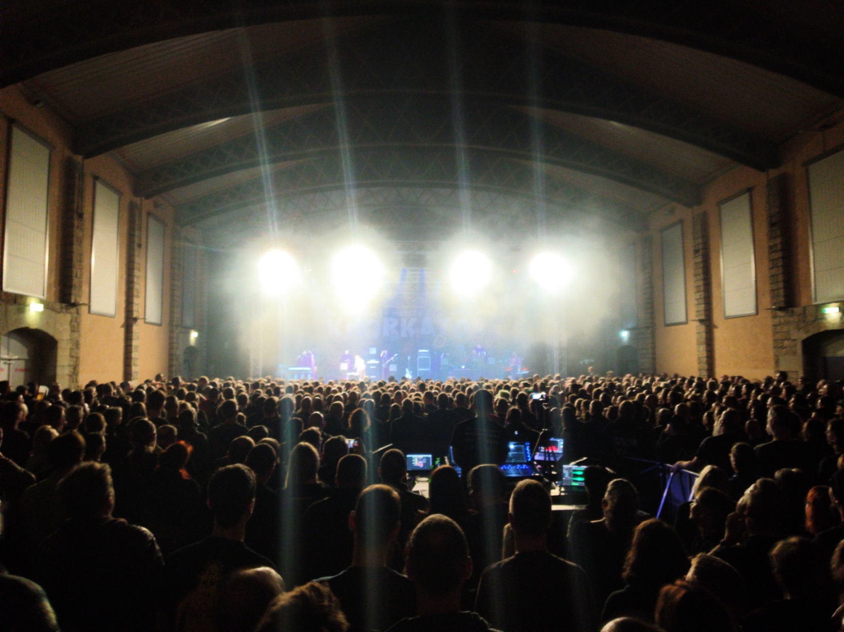 Fokus auf Menschenmenge, Band im hellen Lichtschein untergegangen