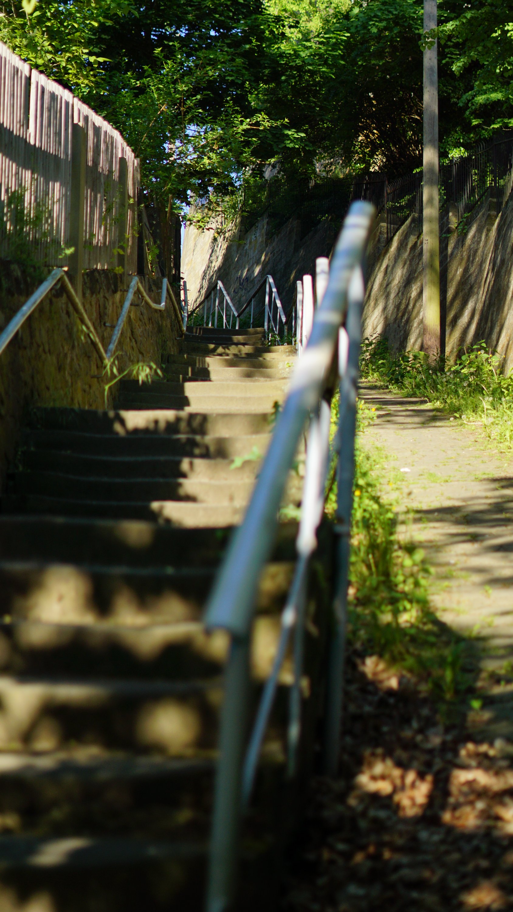 Treppen und schräger Weg 