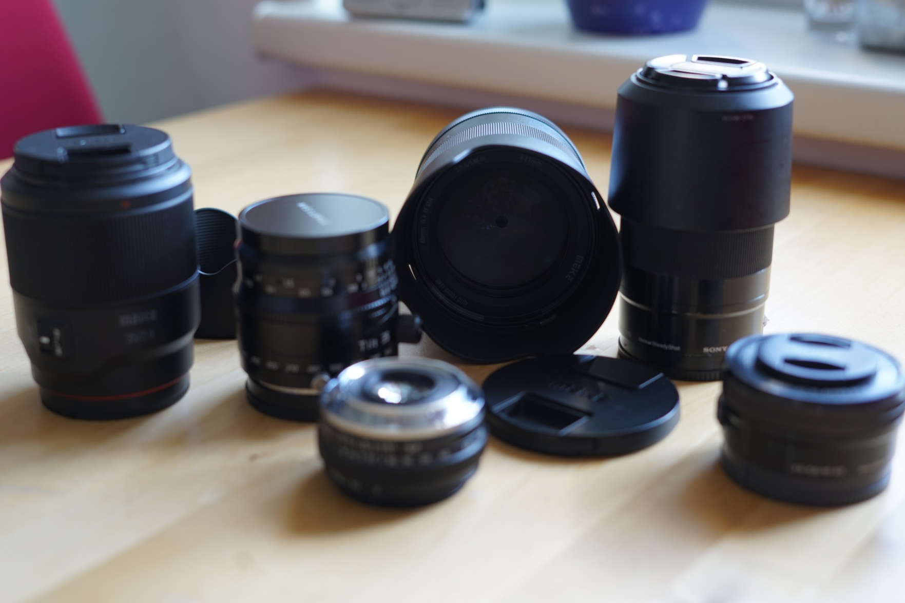 einige der Objektive nebeneinander auf einem Tisch