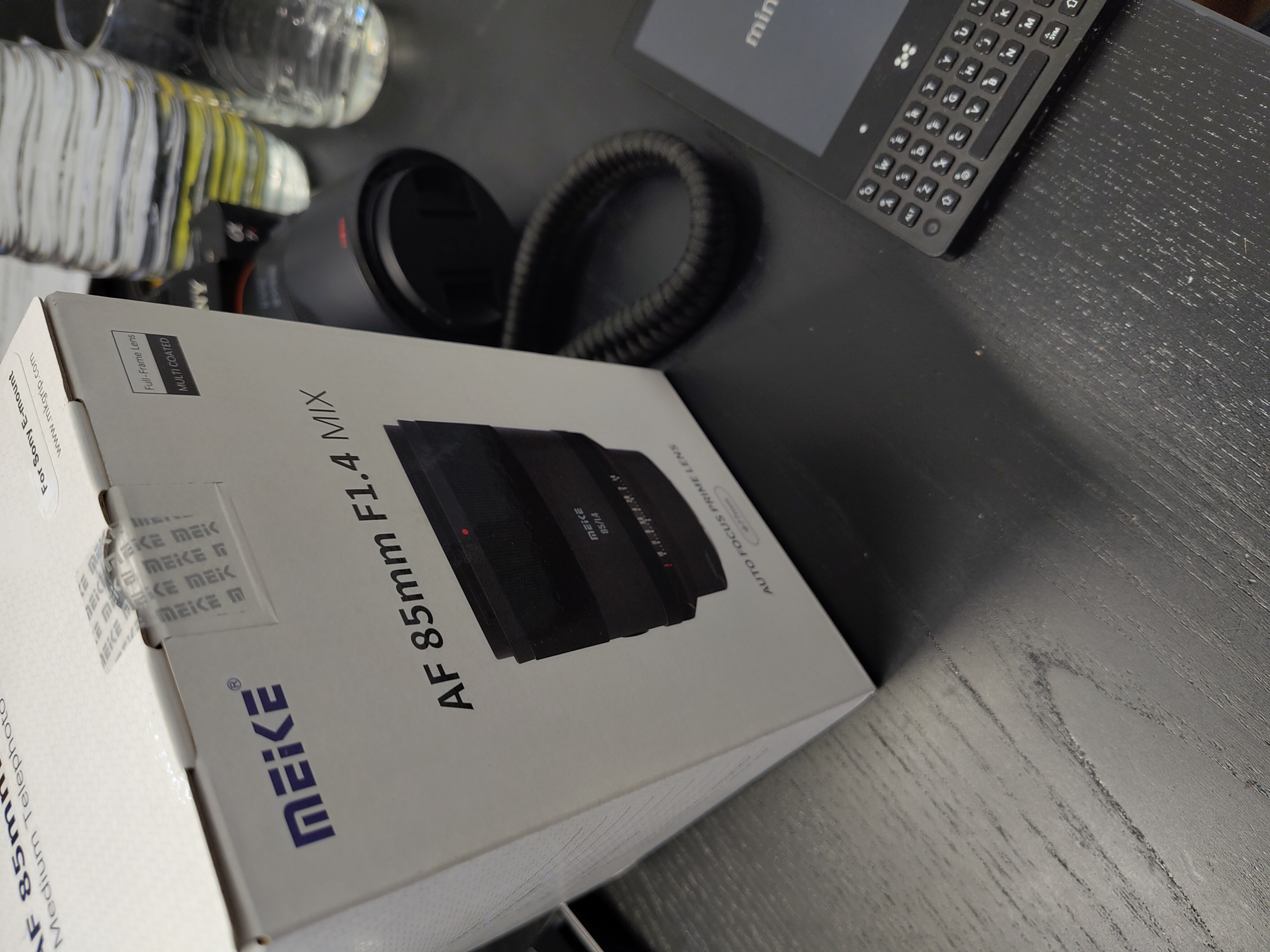 ein noch verpacktes Objektiv der Marke Meike
85mm F1,4 AF ein noch verpacktes Objektiv der Marke Meike
85mm F1,4 AF