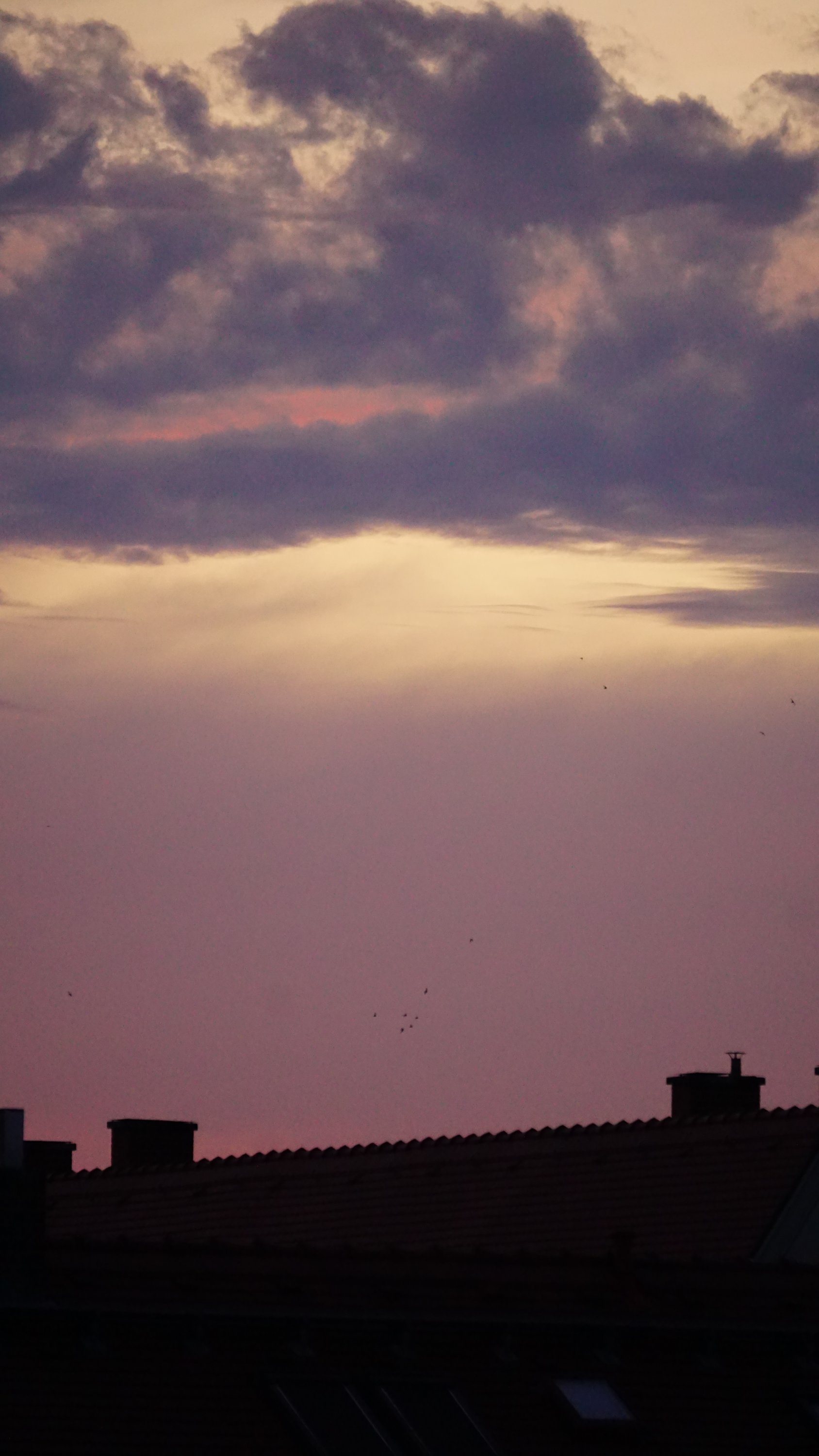 Rot-grauer, bis goldener Abschnitt mit Wolken 
