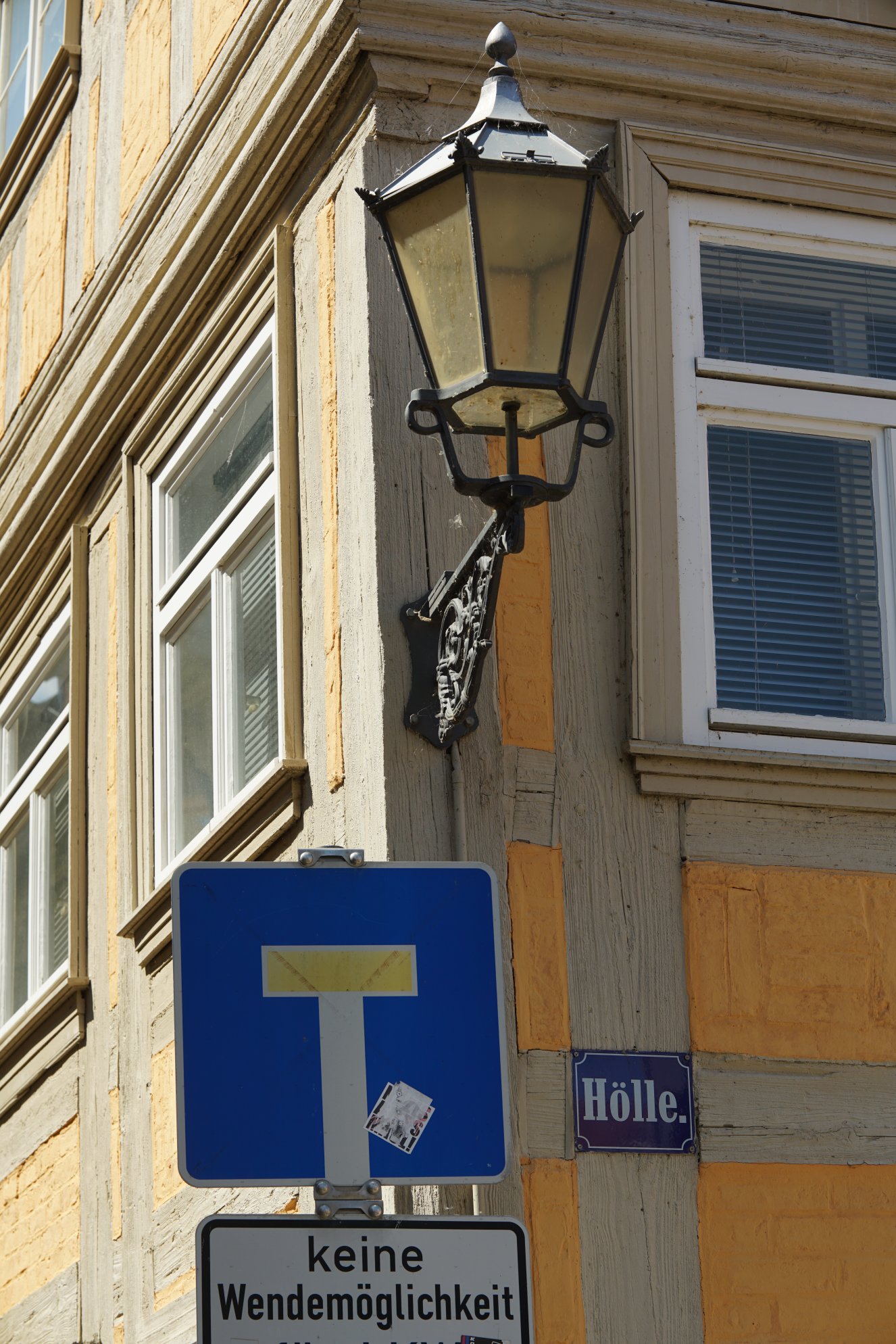 Straße namens "Hölle"
Sackgasse mit zusatzschild "Keine Wendemöglichkeit für…"

Darüber Laterne 
