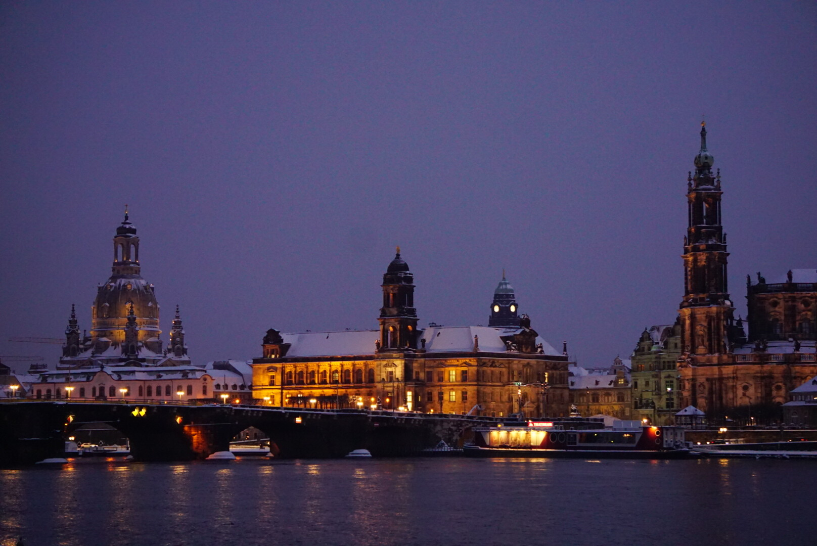 Altstadt vom Elbufer der Neustädter Seite aus gesehen
Augustusbrücke, Frauenkirche, Hofkirche und weitere Gebäude im Bild
Es ist sichtbar Winter und Nacht Altstadt vom Elbufer der Neustädter Seite aus gesehen
Augustusbrücke, Frauenkirche, Hofkirche und weitere Gebäude im Bild
Es ist sichtbar Winter und Nacht