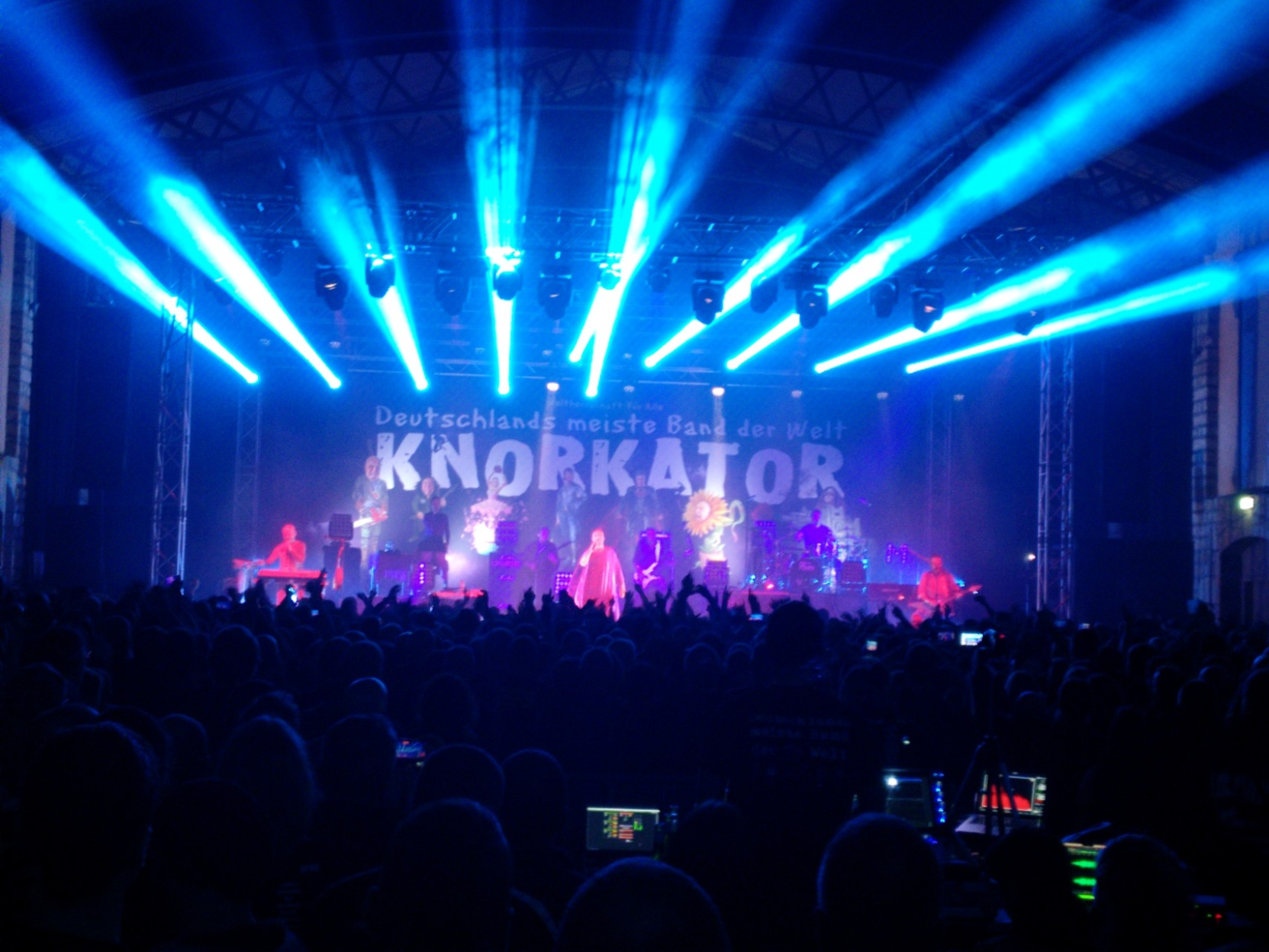 Hintergrund erkennbar - "Deutschlands meiste Band der Welt - KNORKATOR"
davor verschwommen Alf Ator beim Solo