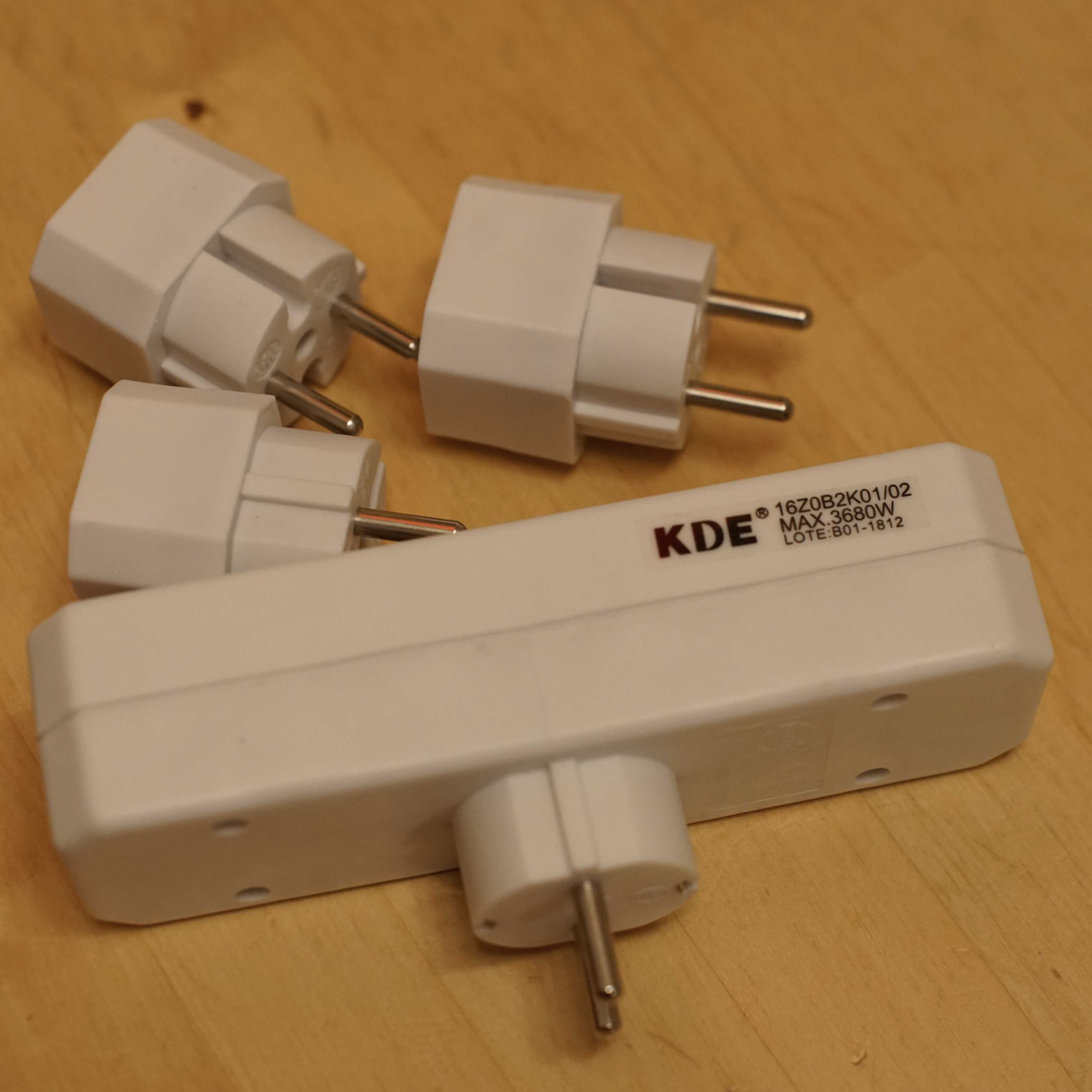 Ein paar sehr kompakte Schuko-Verteilerdosen ohne Kabel 
Die größte davon trägt die Aufschrift "KDE"