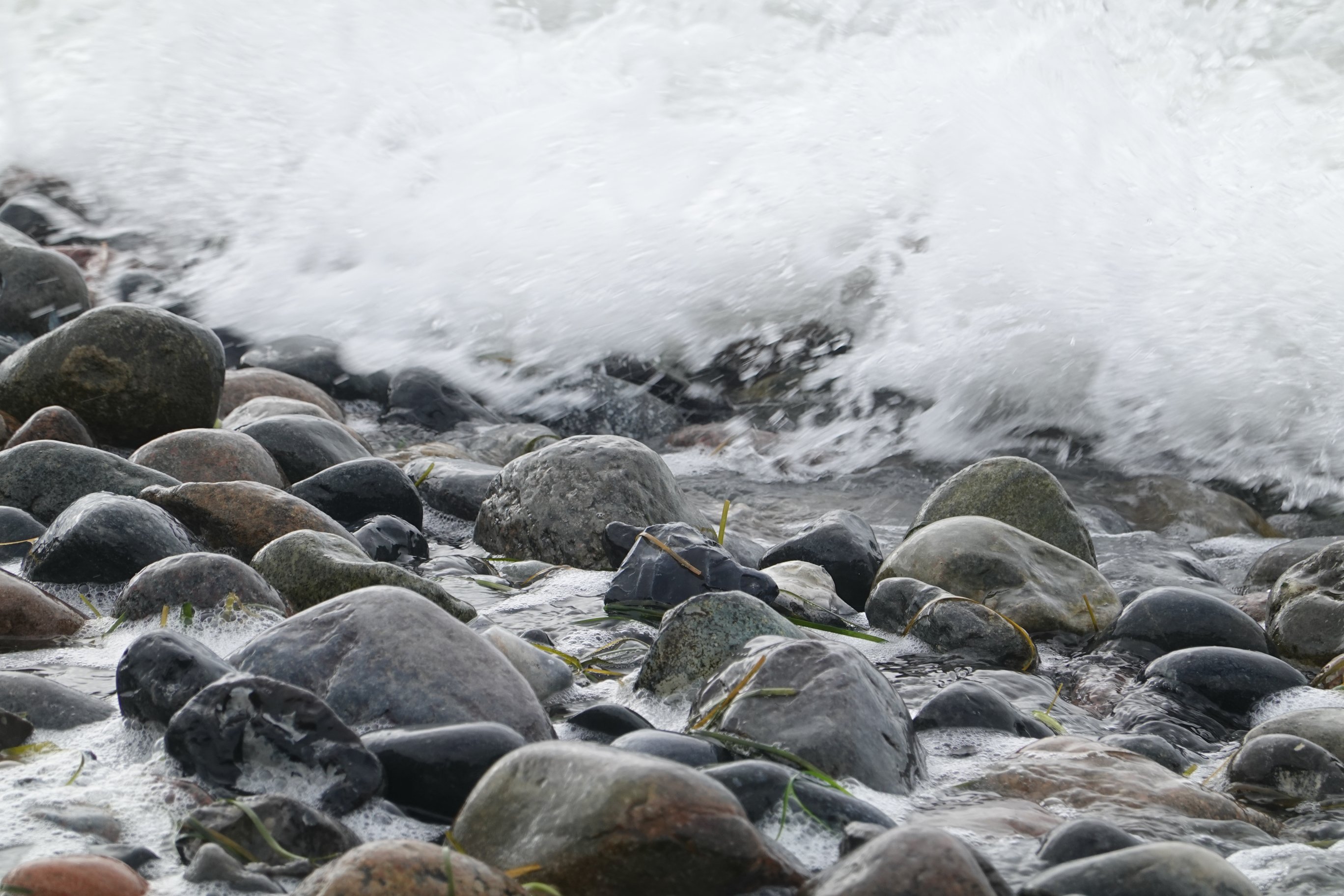 Gleiches Bild, Welle rollt herran 