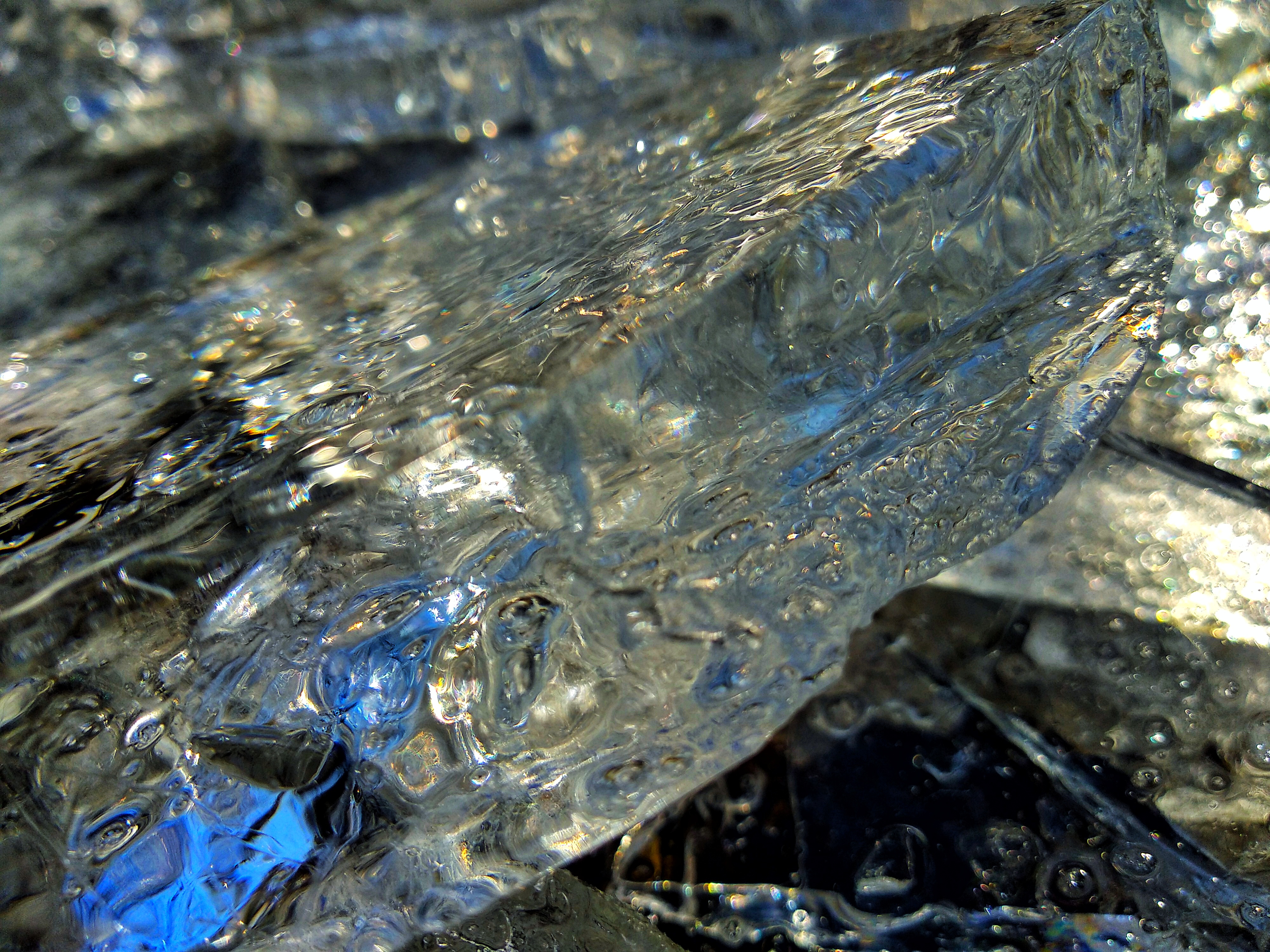 leicht bearbeitetes Bild relativ klarer Eisbrocken