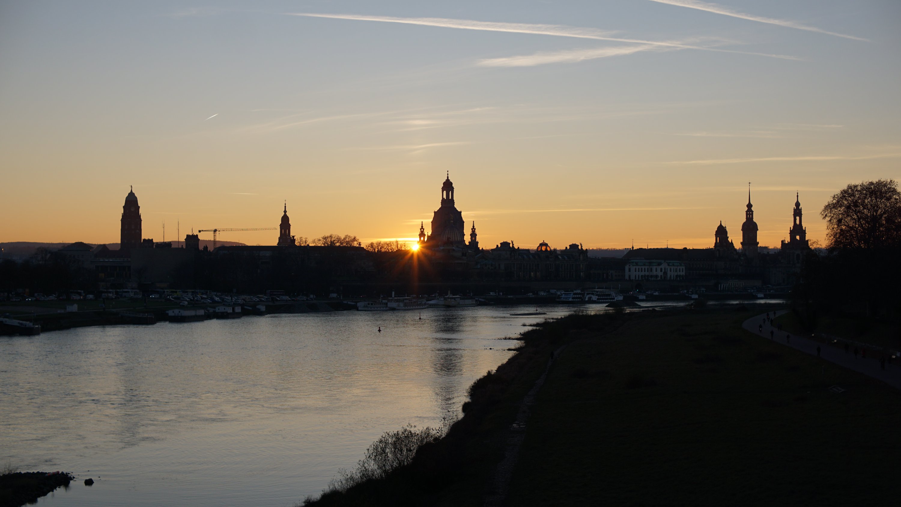 Sonnenstern deutlich kleiner, weil Sonne marginal weiter