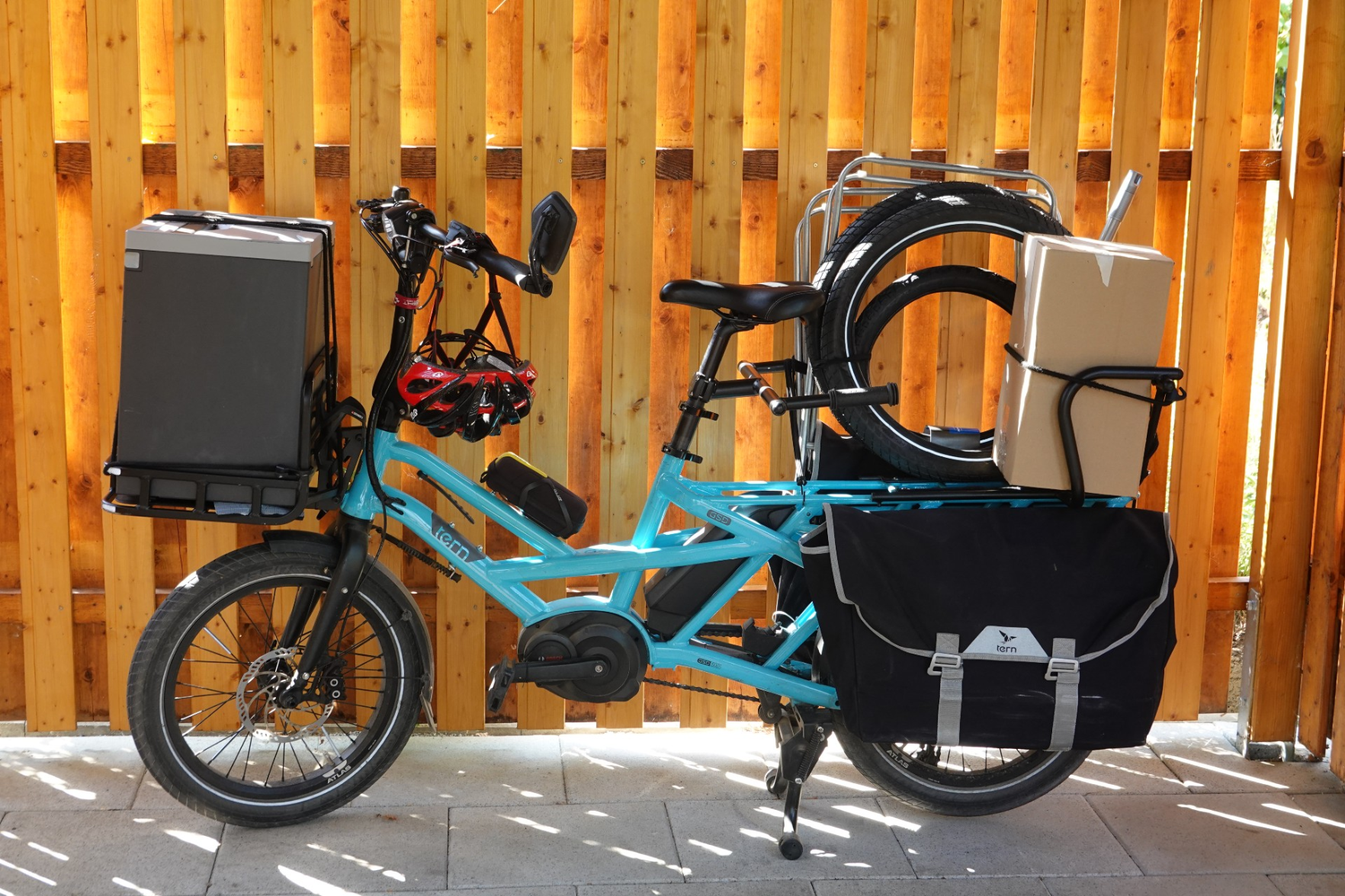 große Kiste vorn, Reifen und Karton hinten/oben, große Taschen voll