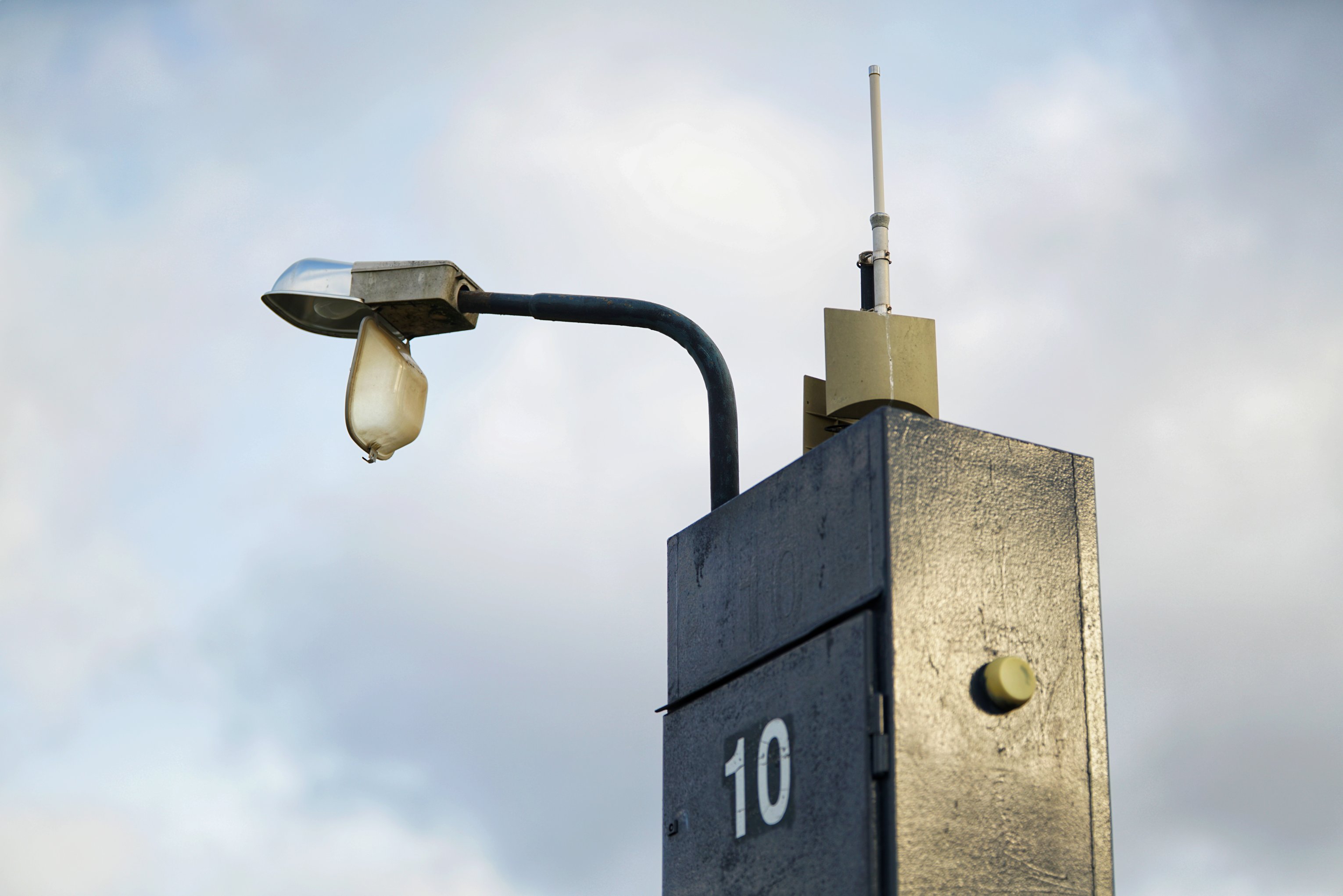Lampe mit runter hängendem Schirm, an einer Säule mit der Nummer 10