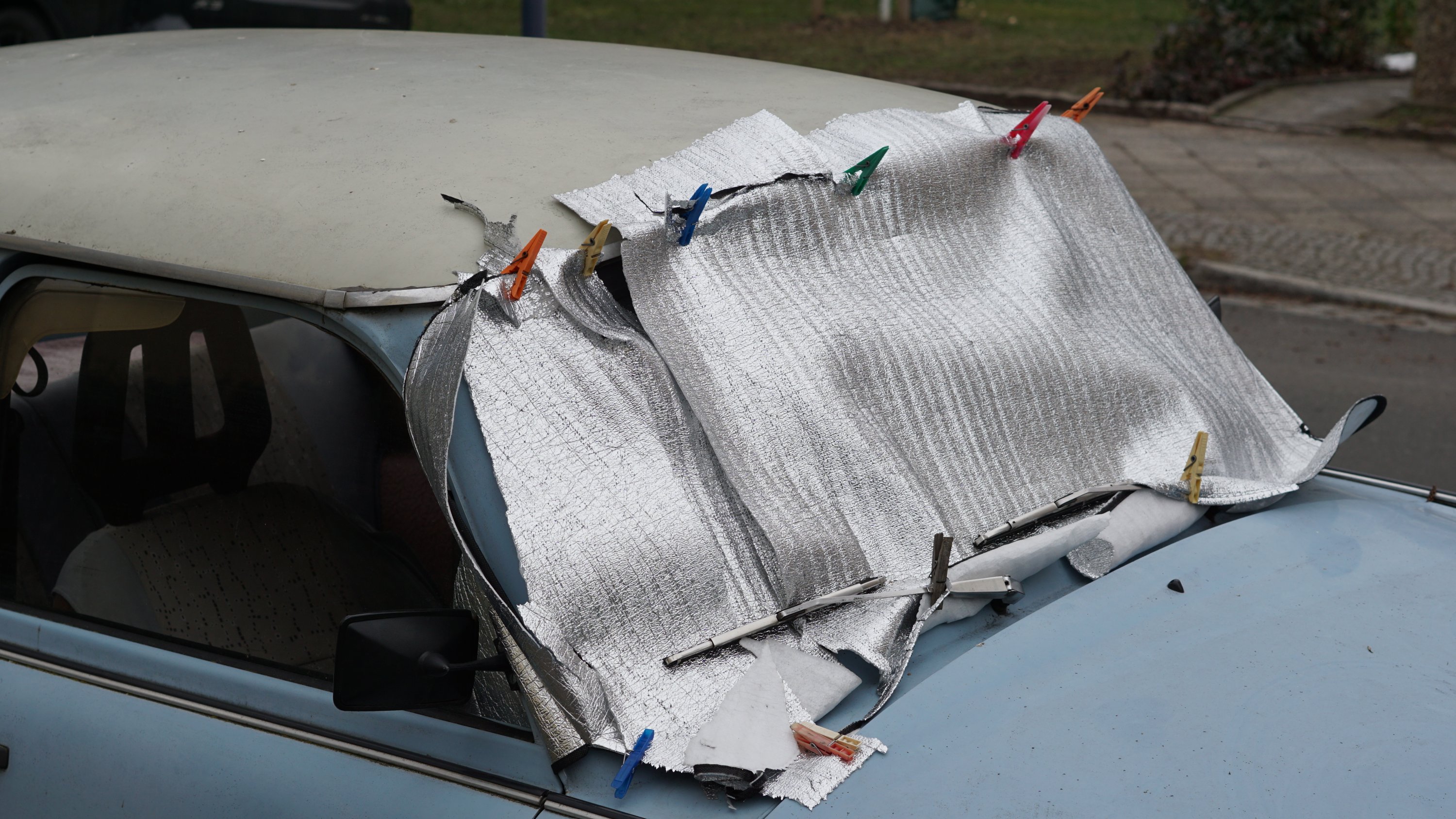 mühevoll zugeklammerte Frontscheibe