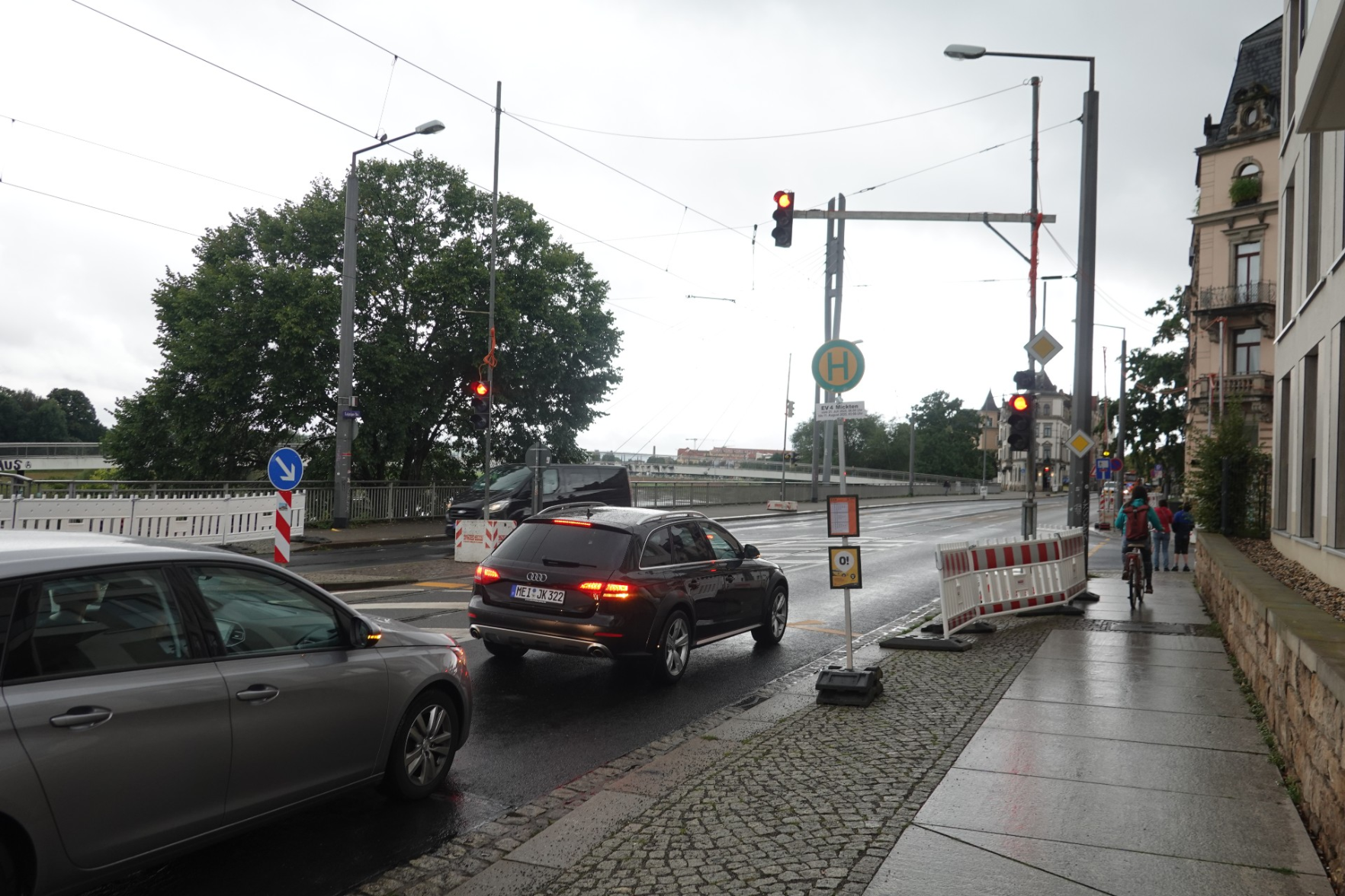 Eine Fußgängerinsel an der Leipziger Straße - man sollte annehmen sie wäre dort nicht grundlos.
Für eine Baustelle wurde sie aber einfach ersatzlos abgesperrt und die Straße dort buchstäblich unpassierbar gemacht. Eine Fußgängerinsel an der Leipziger Straße - man sollte annehmen sie wäre dort nicht grundlos.
Für eine Baustelle wurde sie aber einfach ersatzlos abgesperrt und die Straße dort buchstäblich unpassierbar gemacht.