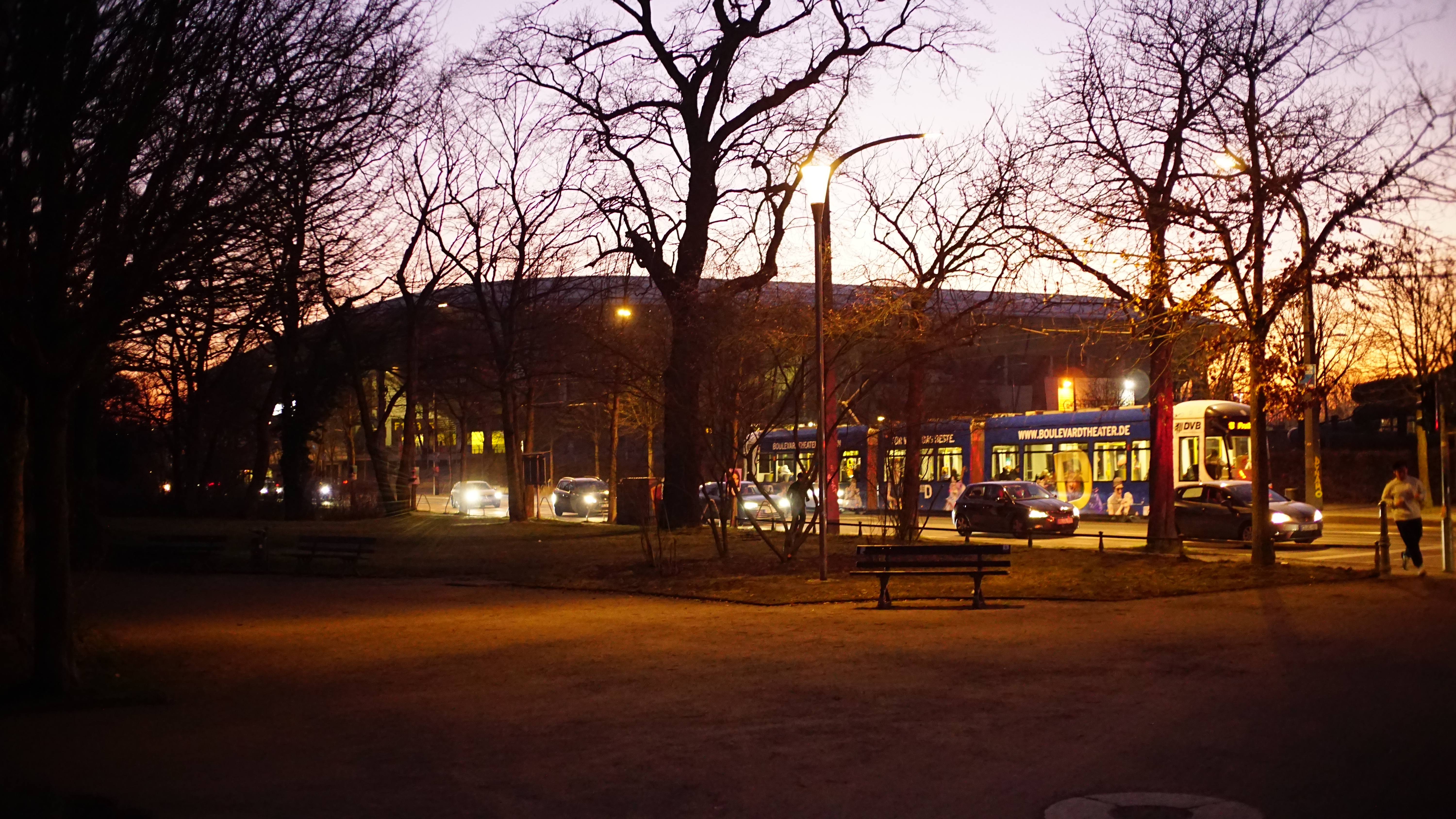 Fußballstadion und Straßenbahn vor dem Park