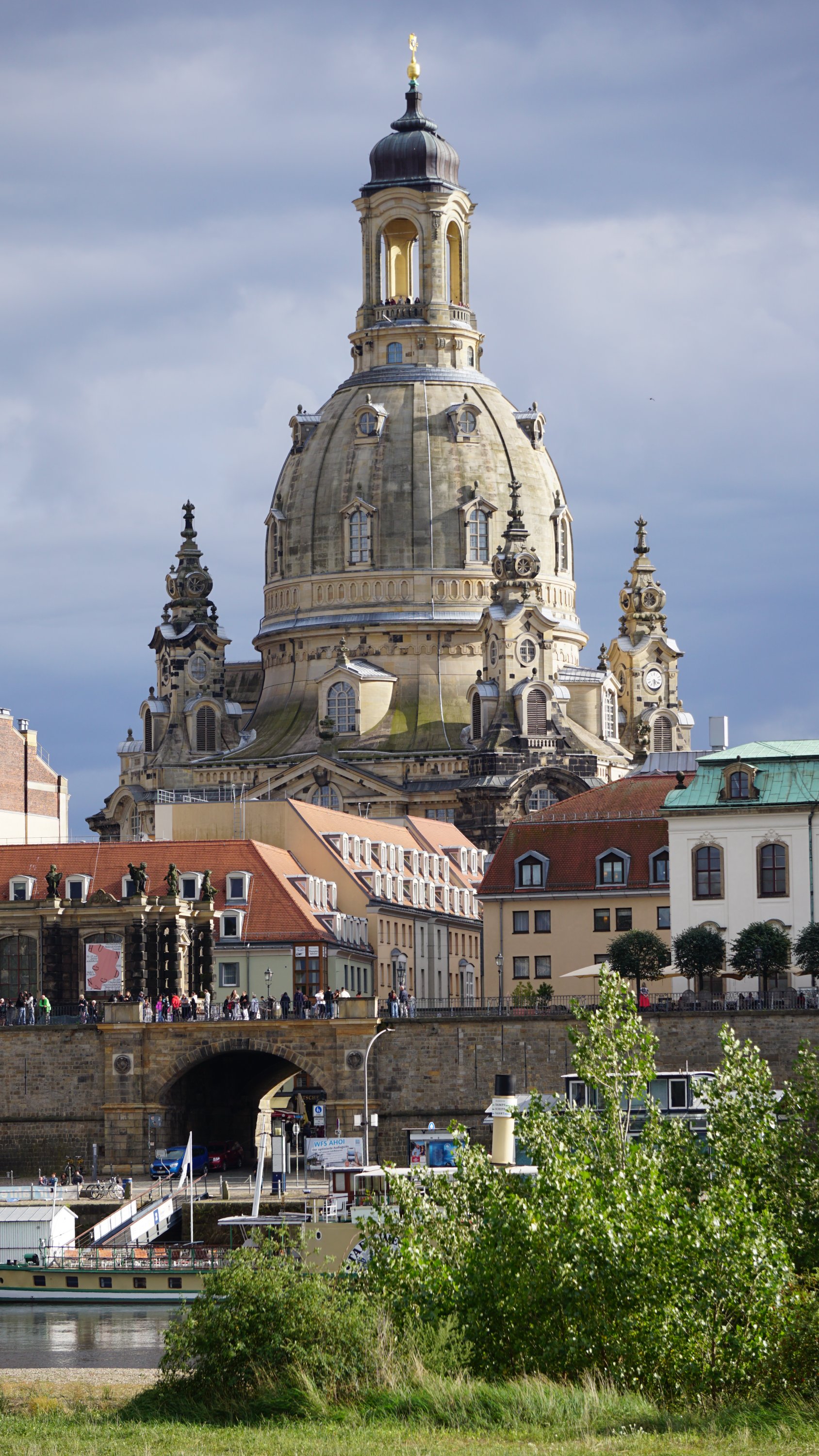 Frauenkirche vom Elbufer auf der Neustadtseite aus gesehen 