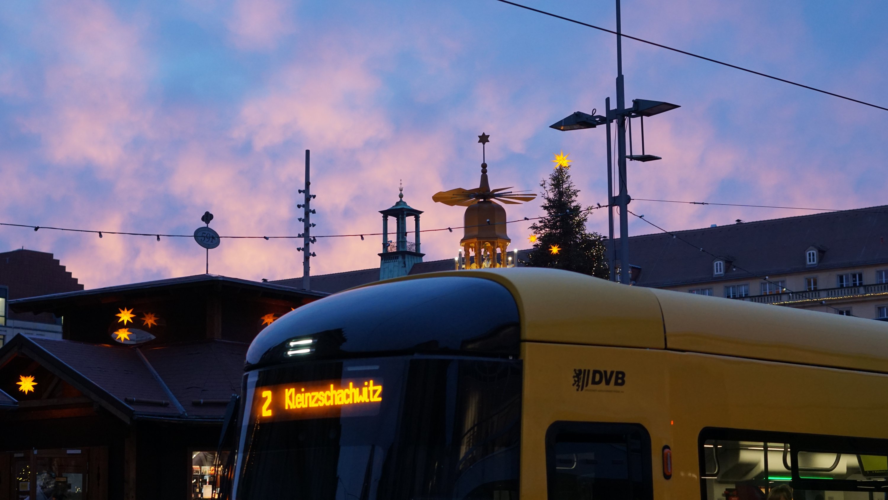 Straßenbahn der Linie 2 nach kleinzschachwitz, dahinter Pyramidenspitze und Sonnenuntergang 