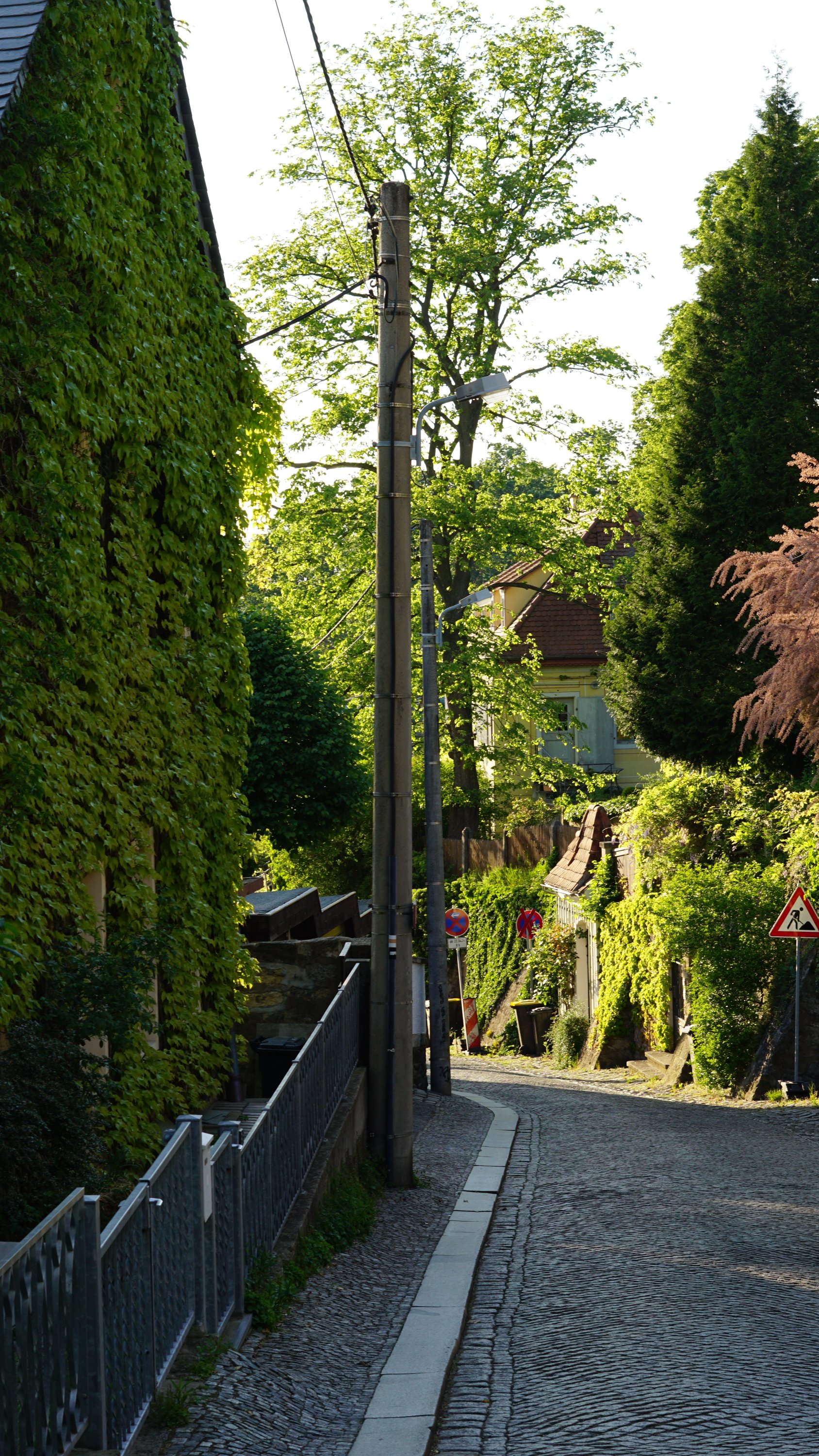 Baustellenschilder und ähnliches an der Straße 