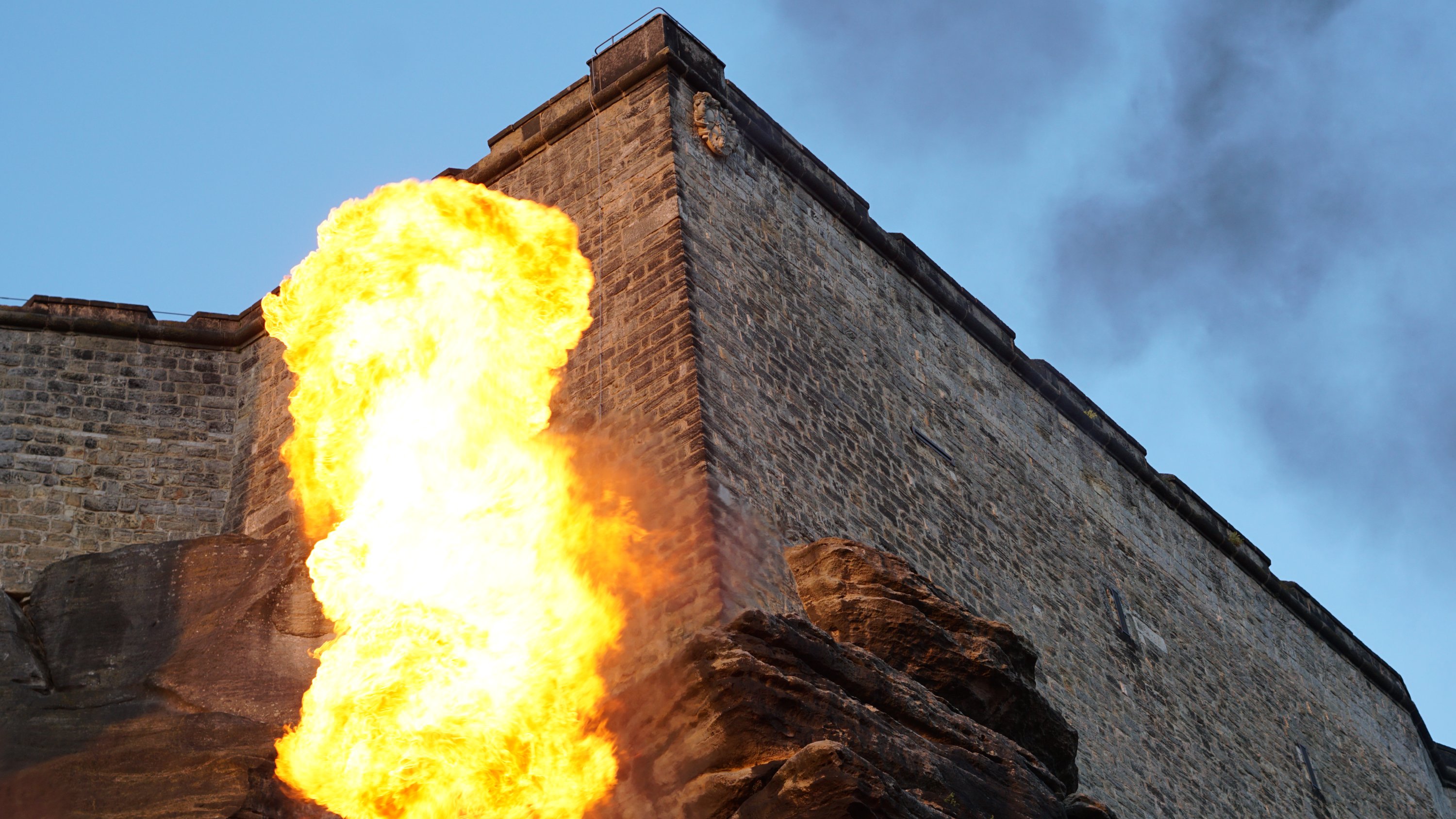 Große Flamme vor der Festungsmauer 