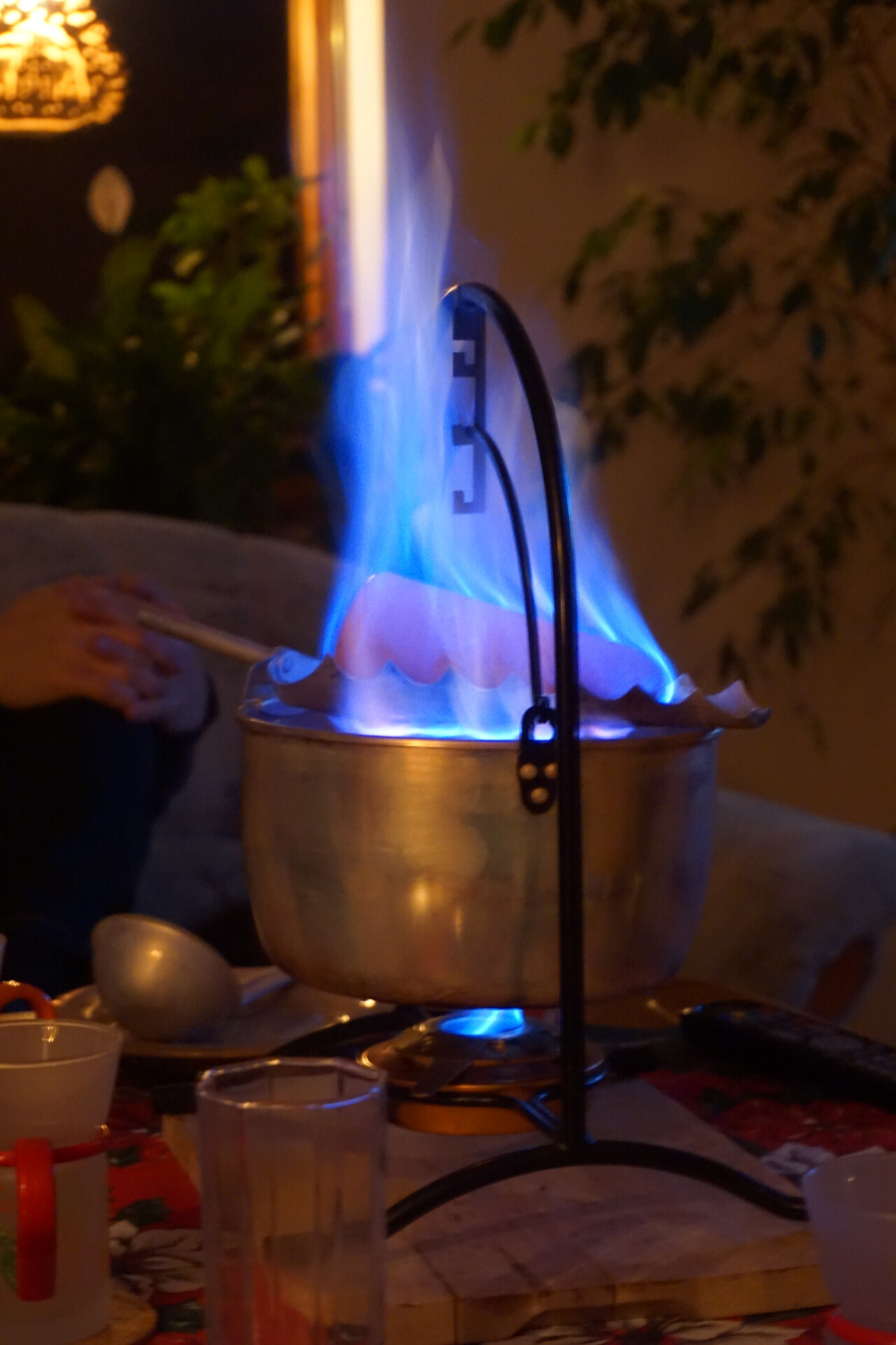 Alu-Topf mit brennender Alkohol-Mischung und Zuckerhut