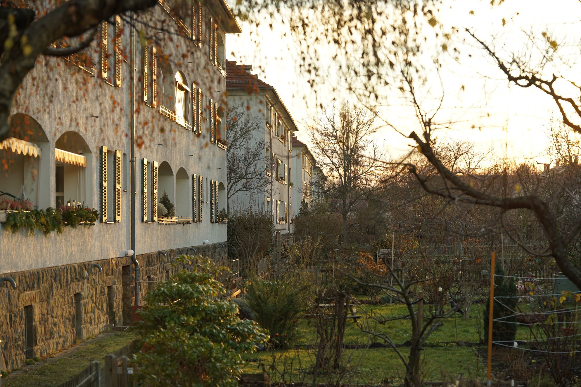 Blick entlang der Front der Häuser 