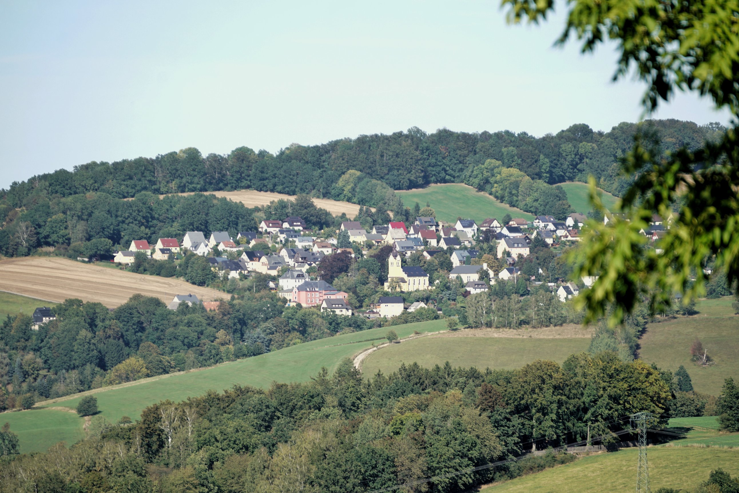 Nachbardorf am anderen Hügel über dem zschopautal 