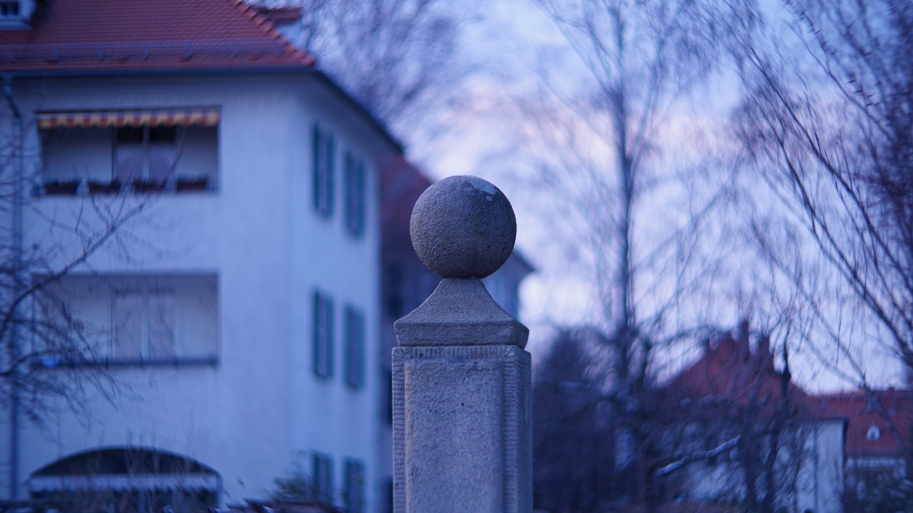 Steinsäule mit Kuller obendrauf