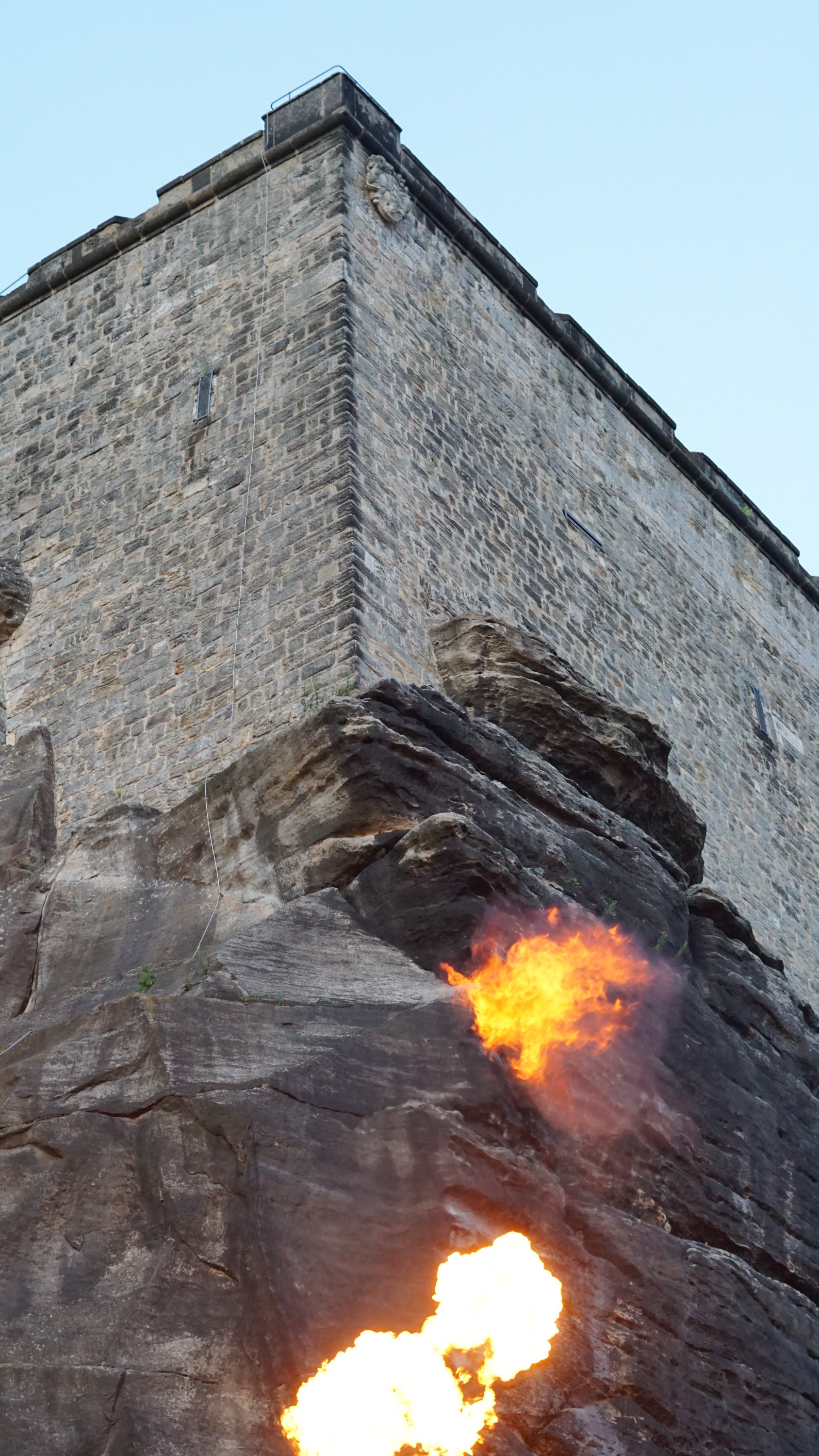 Nur noch Reste von Feuerbällen