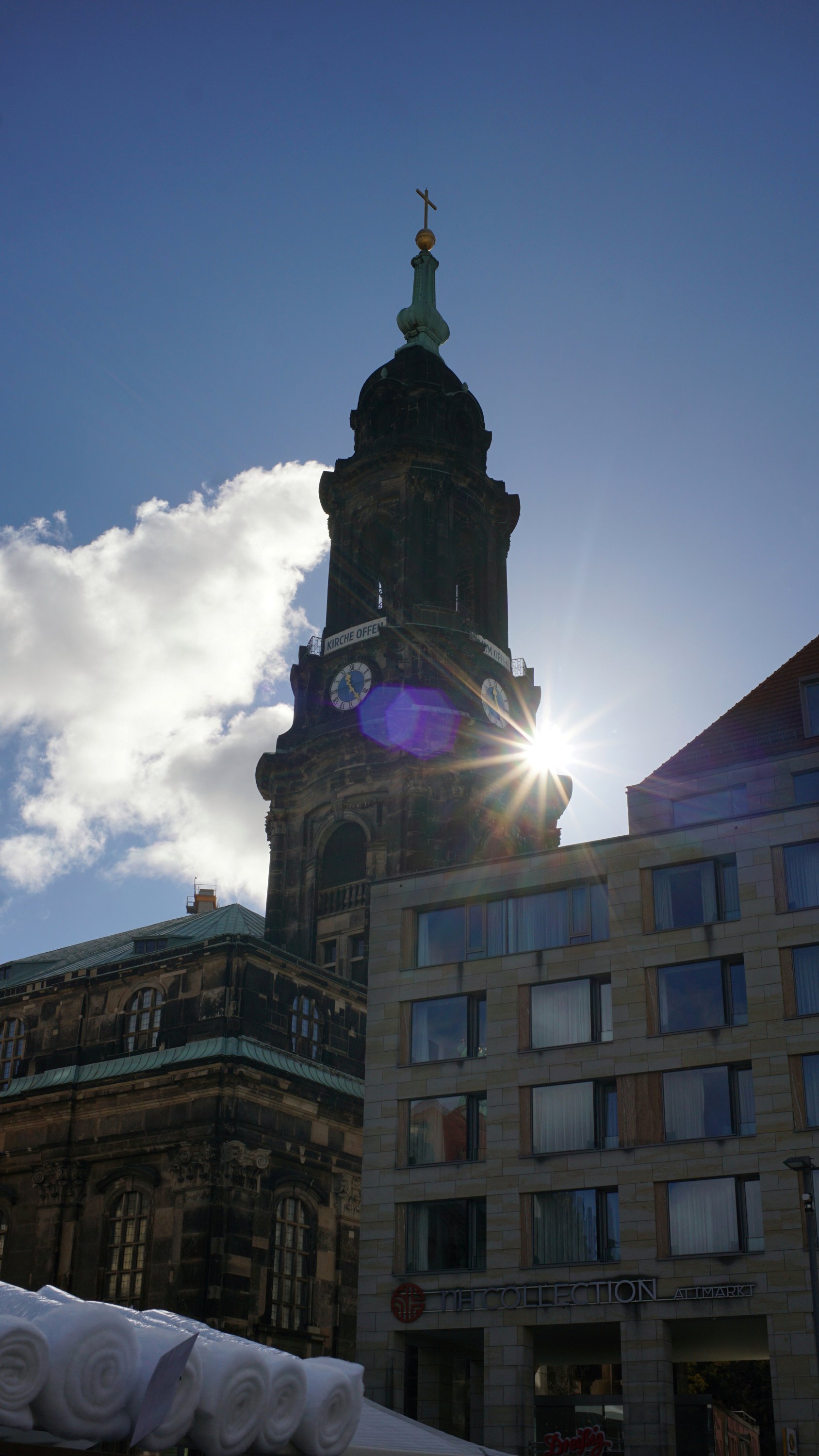 Sonne scheint hinter der Kreuzkirche hervor
Lichteffekte und Reflexionen im Objektiv 