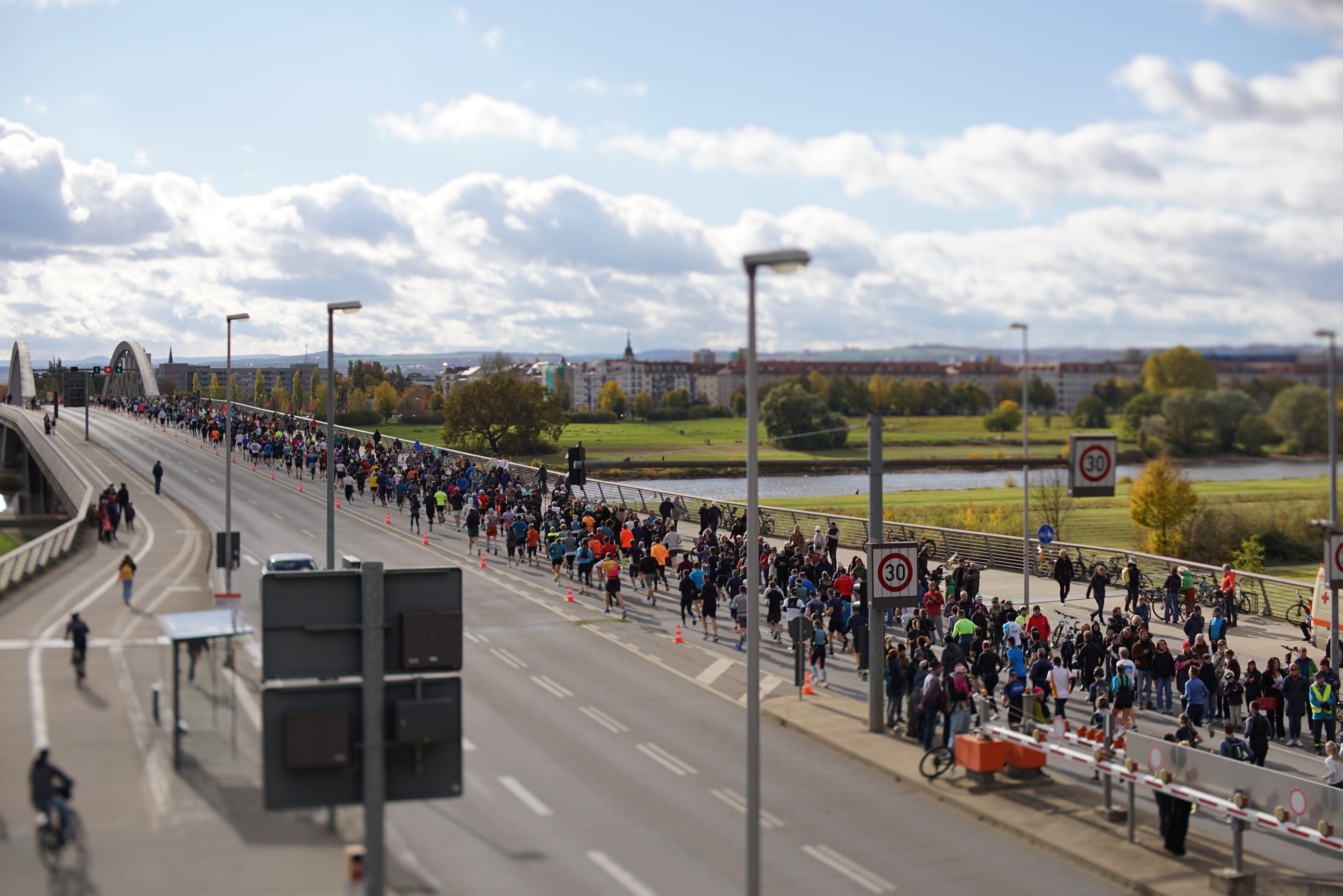Blick längs die Brücke entlang, Spur mit Menschen ist scharf, Rest nicht so.