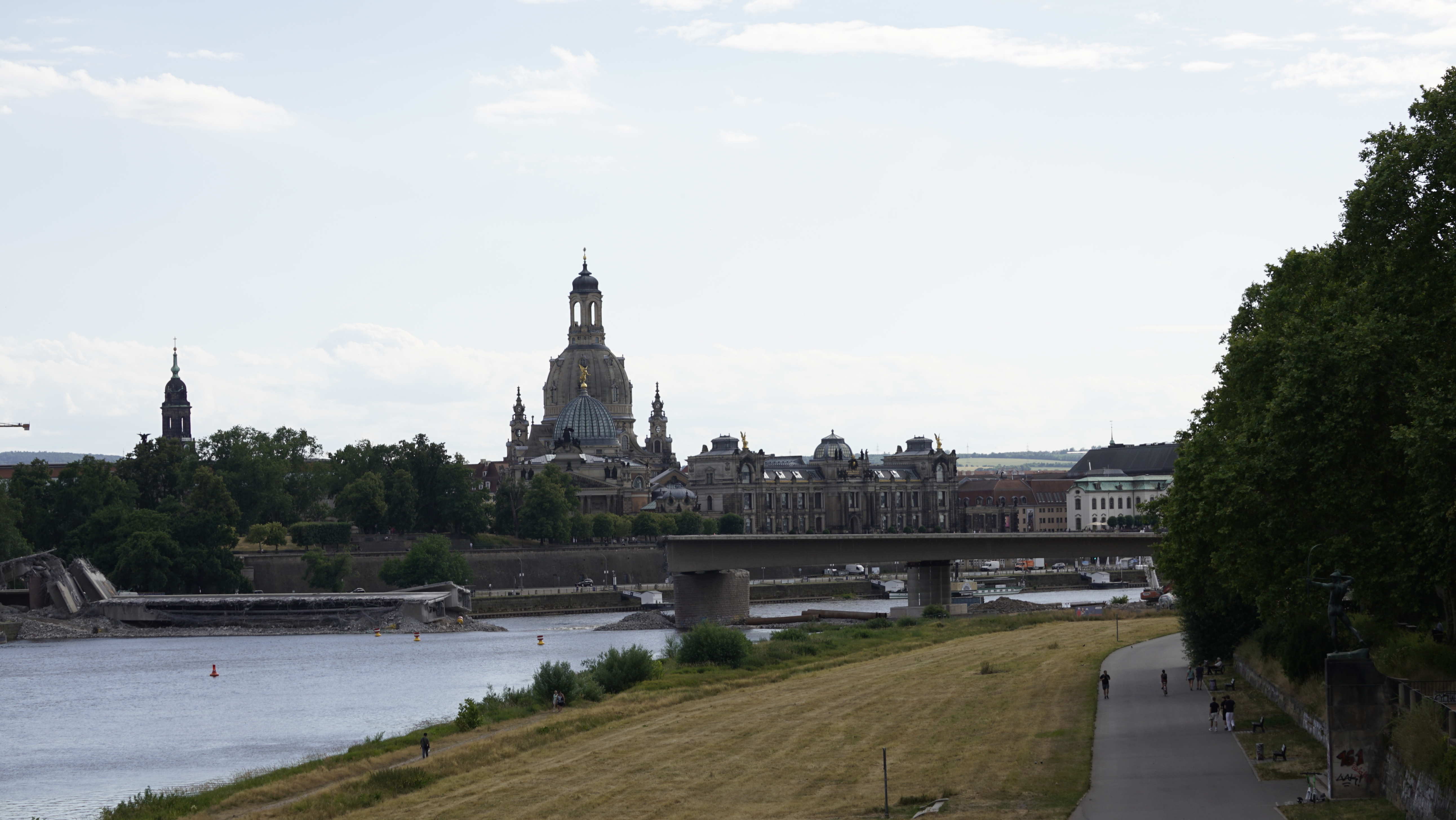 Elbufer auf Neustadtseite, Brücke (oder Mangel daran), Frauenkirche und Rest der Altstadt 