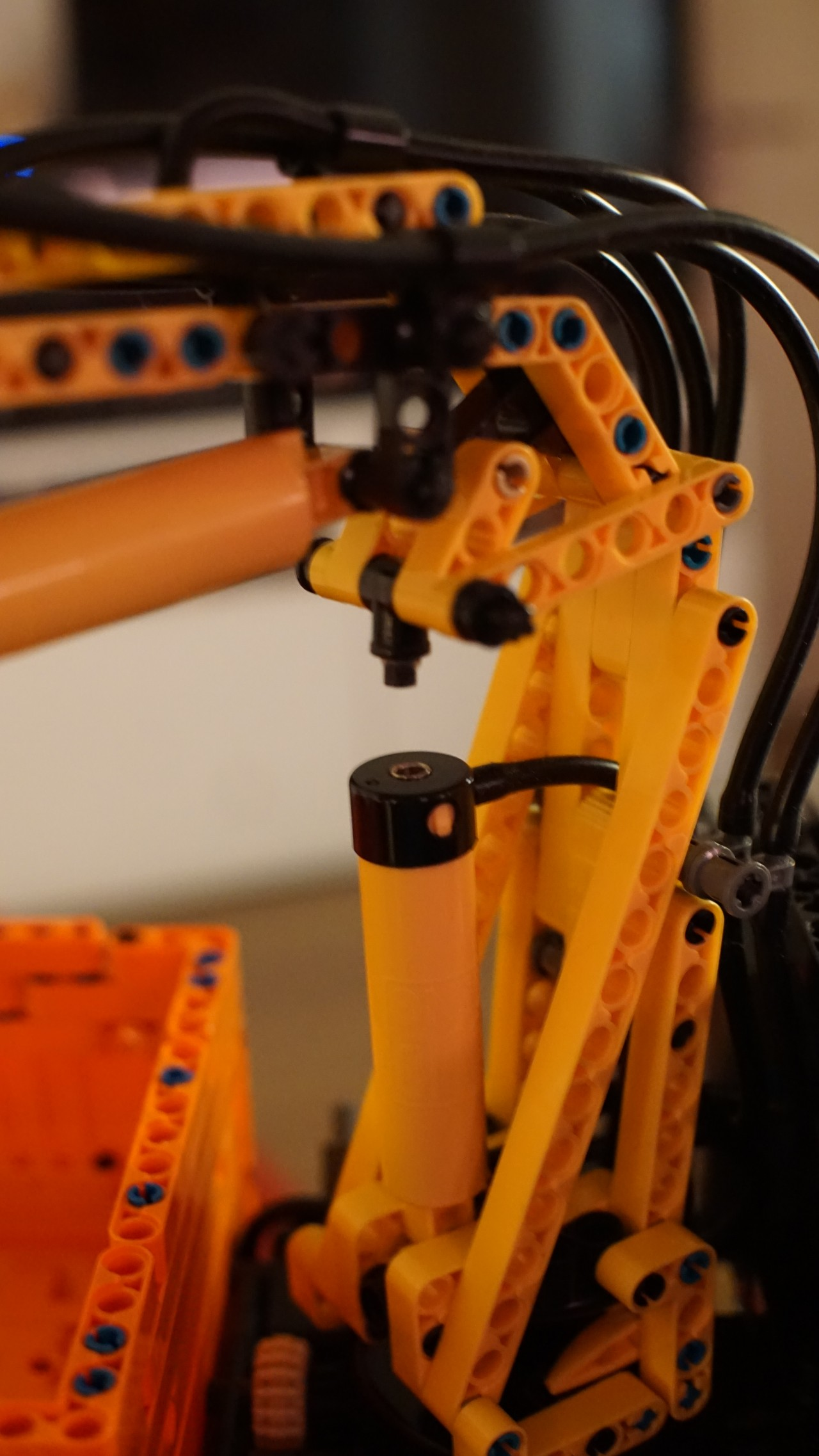 Zylinder am Greifarm ist nicht mehr zusammengesteckt, der Obere Angriffspunkt ist aus der Metallröhre gerutscht.

Wenn die alle so "gut" konstruiert sind, wird da keine Verbindung auch nur annähernd dicht sein,