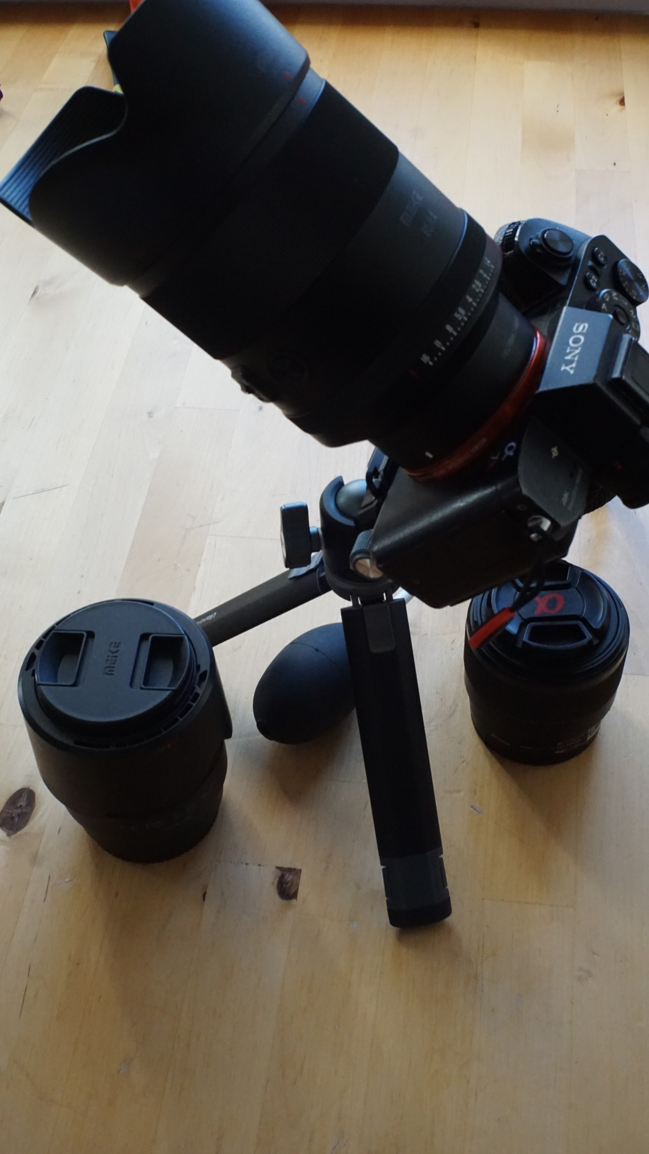 Das mittlere Stativ trägt auch die Alpha 7Rm2 noch mit dem recht wuchtigen 85mm F1.4 ohne zu kippen - hier noch ohne verlängerte Beine und nicht flach aufgestellt.

In diesem Zustand kann man die Kamera noch nicht völlig frei drehen, es gibt Positionen in denen sie noch kippt.

Voll ausgefahren jedoch ist auch das sehr stabil.