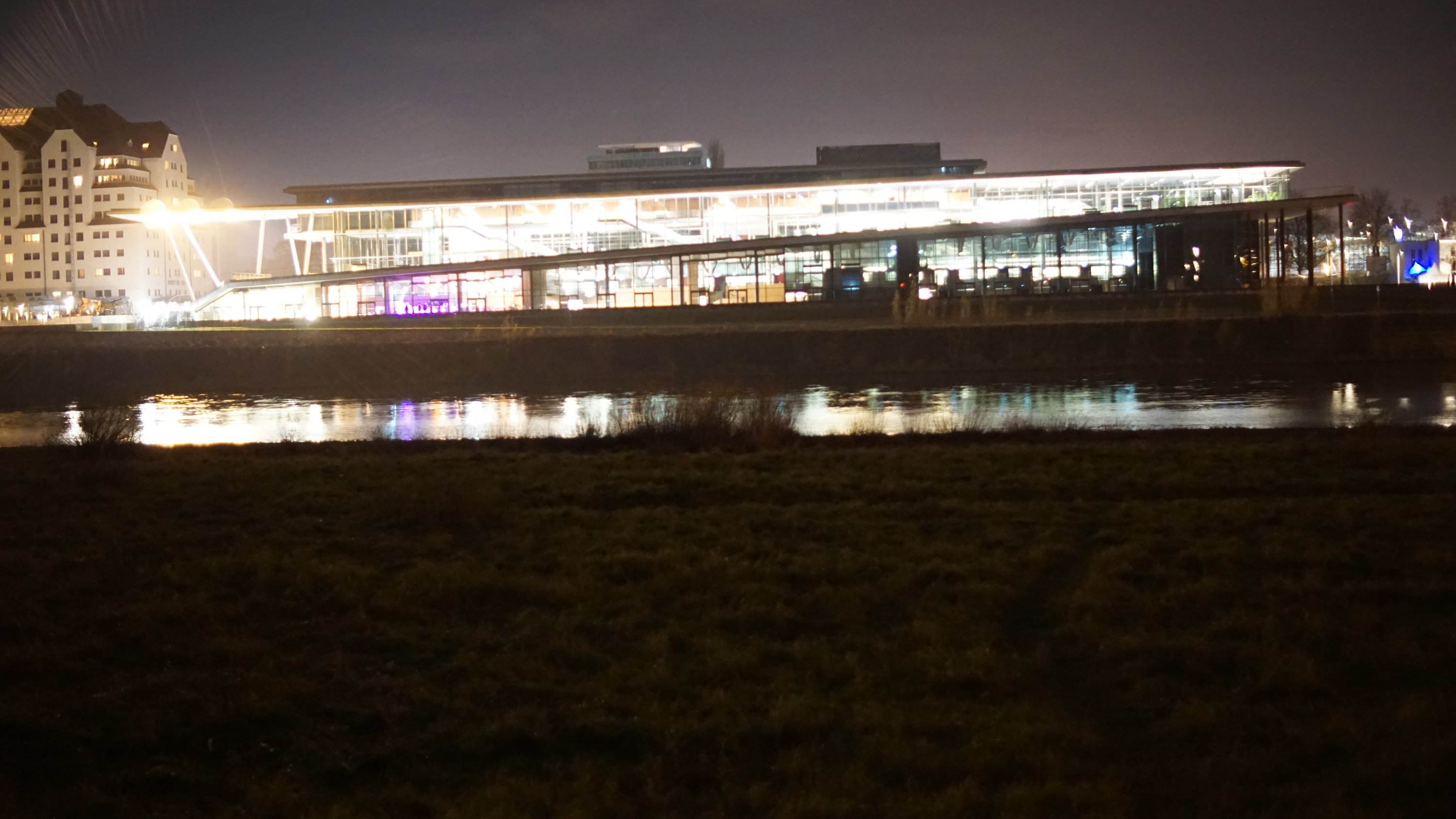 Blick über die Elbe, zu grell beleuchtetem Glasbau 