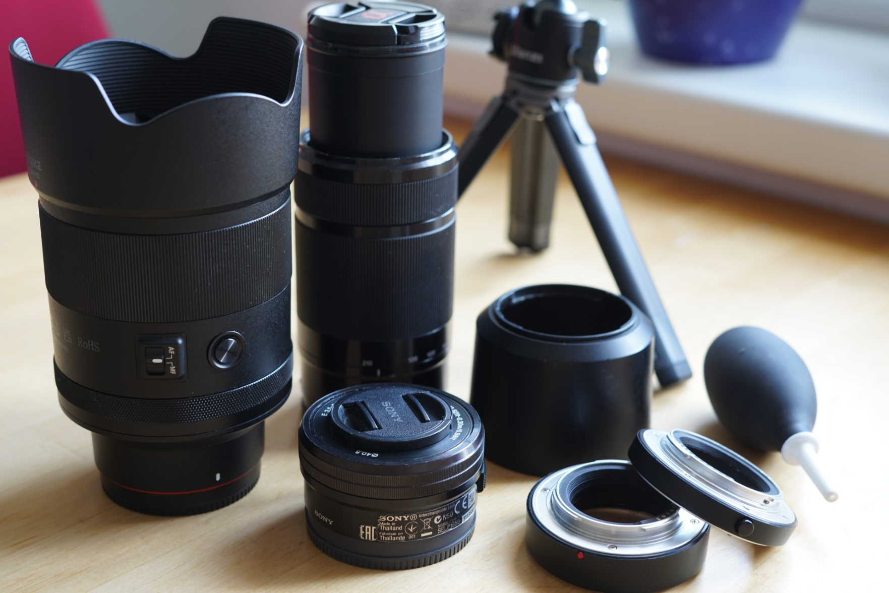 ein paar klobiger aufgestellte Objektive

Ja, da sind welche auch schon auf dem anderen Bild zu sehen gewesen - hier ging's mir eher um Größenvergleiche